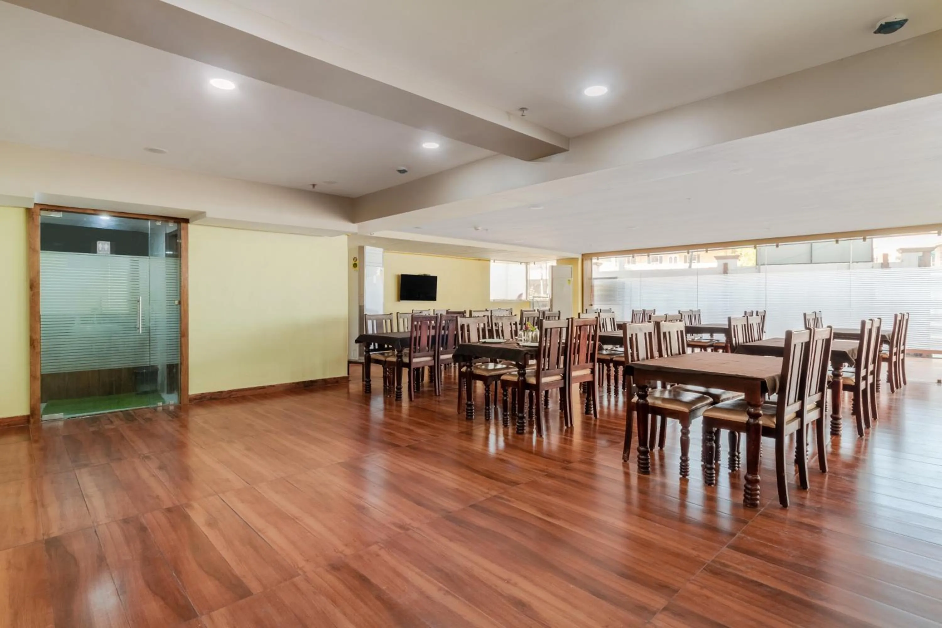 Restaurant/places to eat in Treebo Sonal Palace, Near Umaid Bhawan Palace