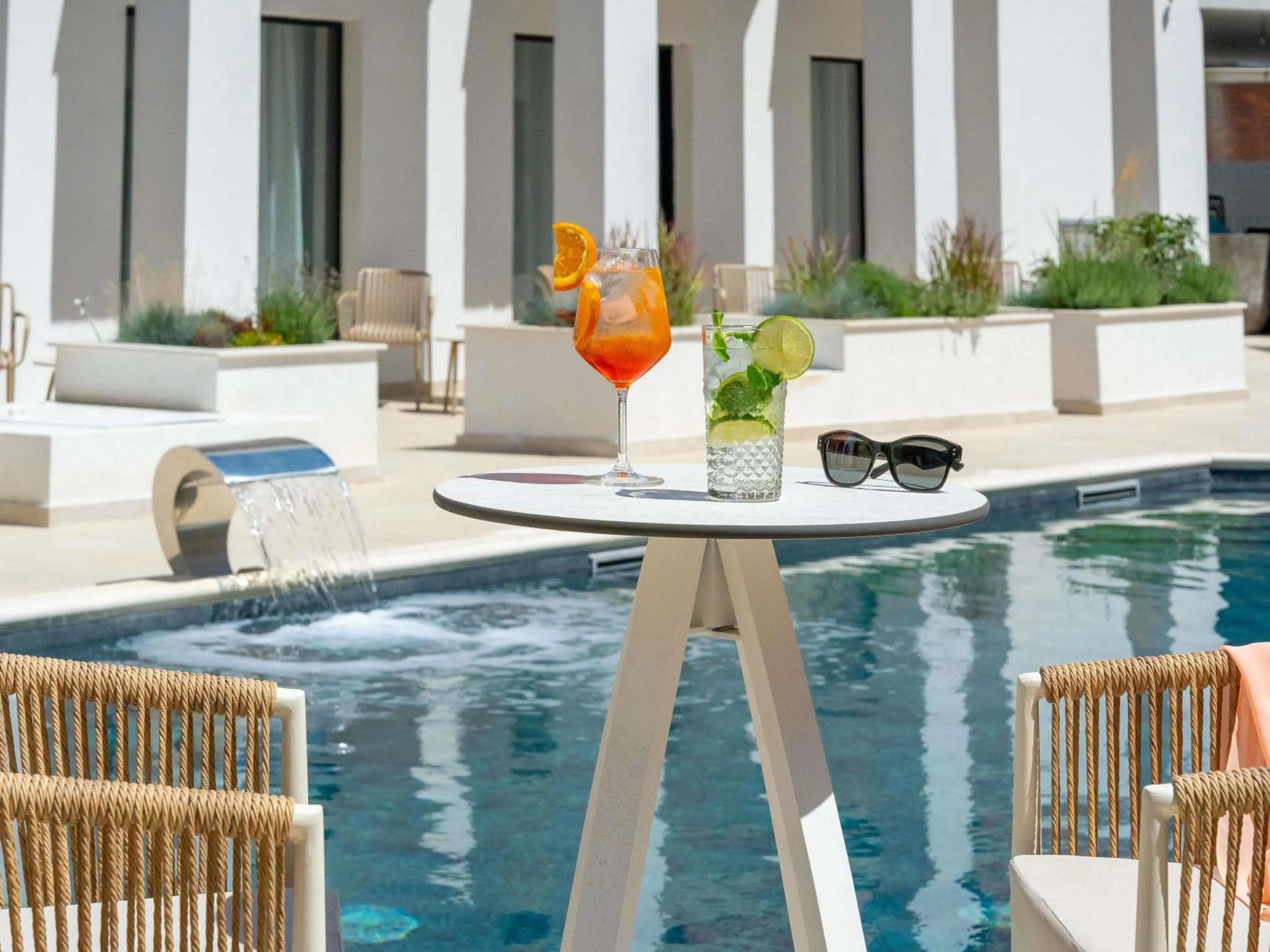 Pool view in Mercure Conacul Cozieni