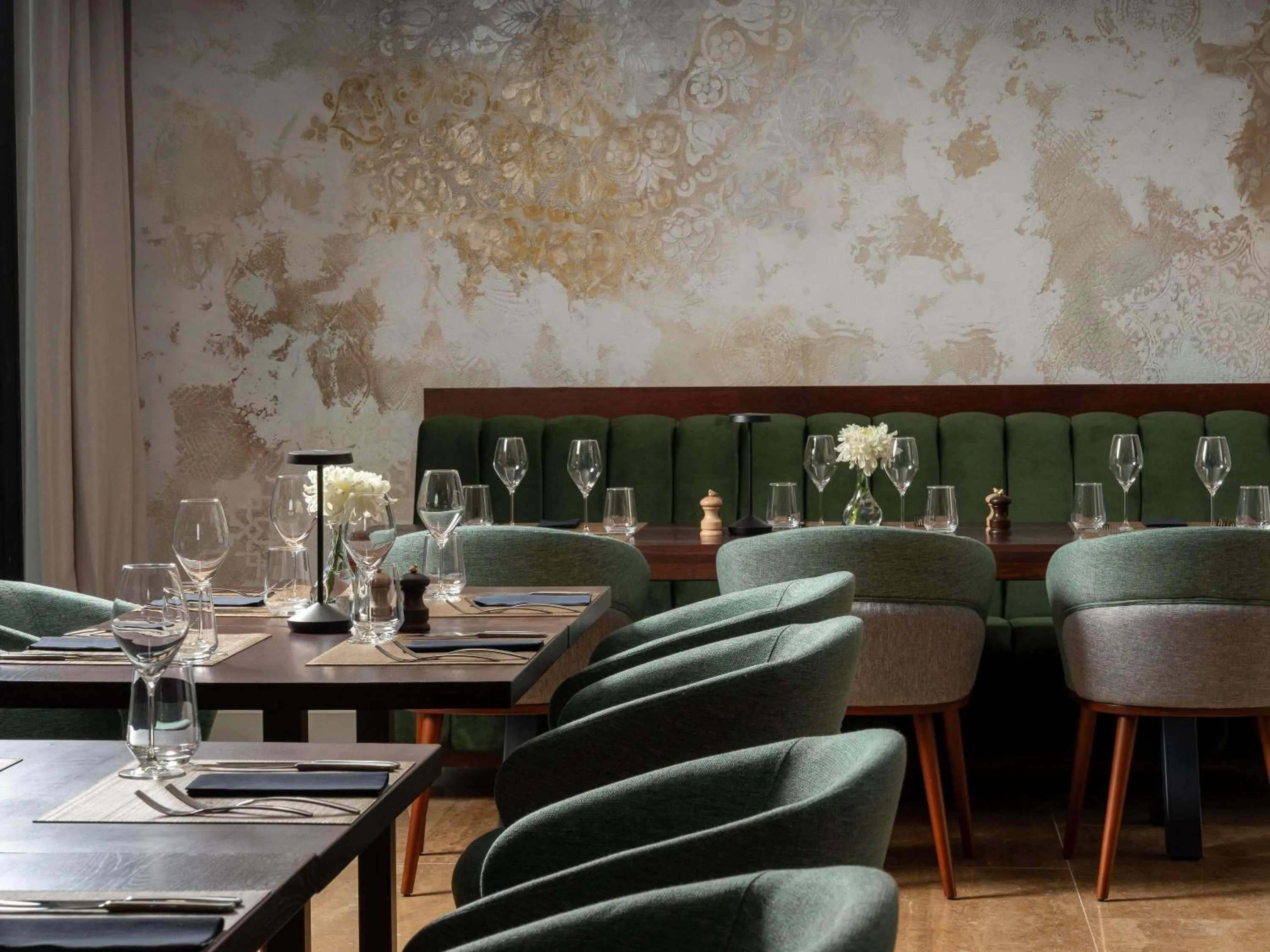 Restaurant/places to eat in Mercure Conacul Cozieni