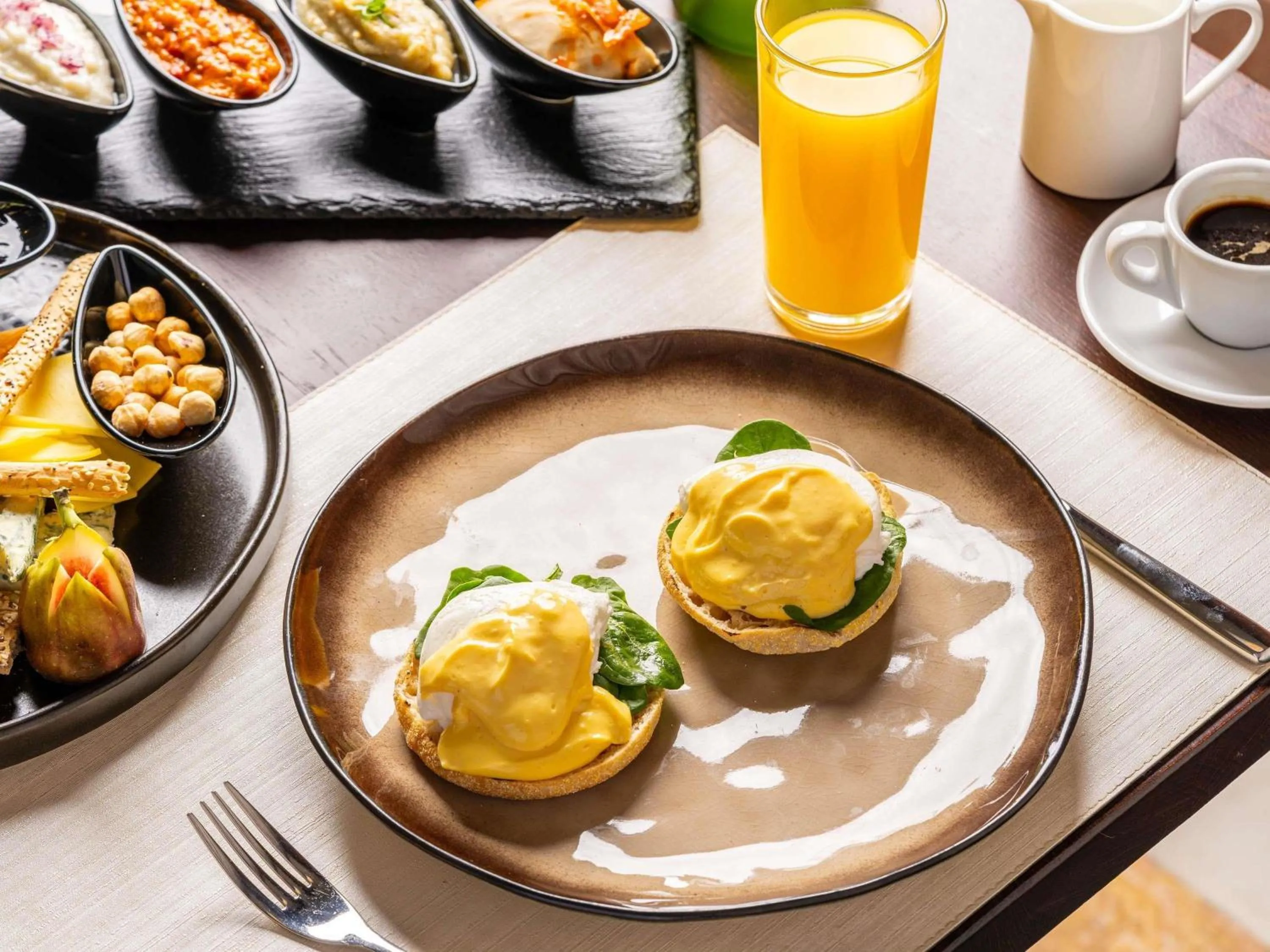 Restaurant/places to eat in Mercure Conacul Cozieni