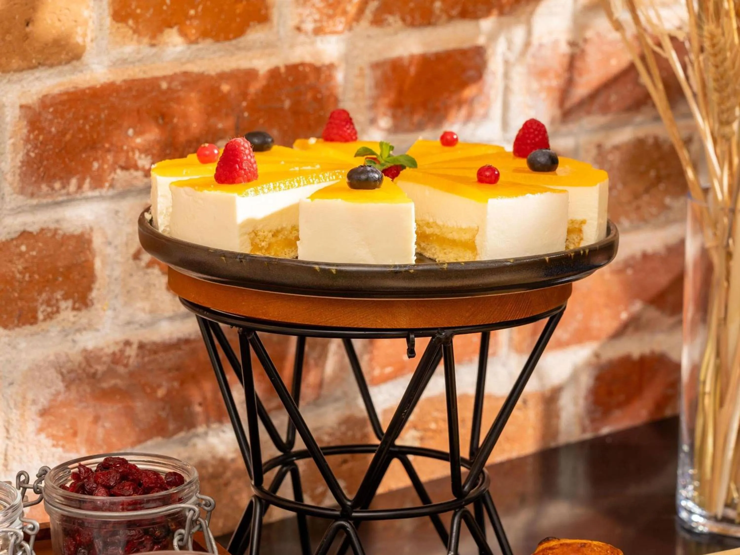 Restaurant/places to eat in Mercure Conacul Cozieni