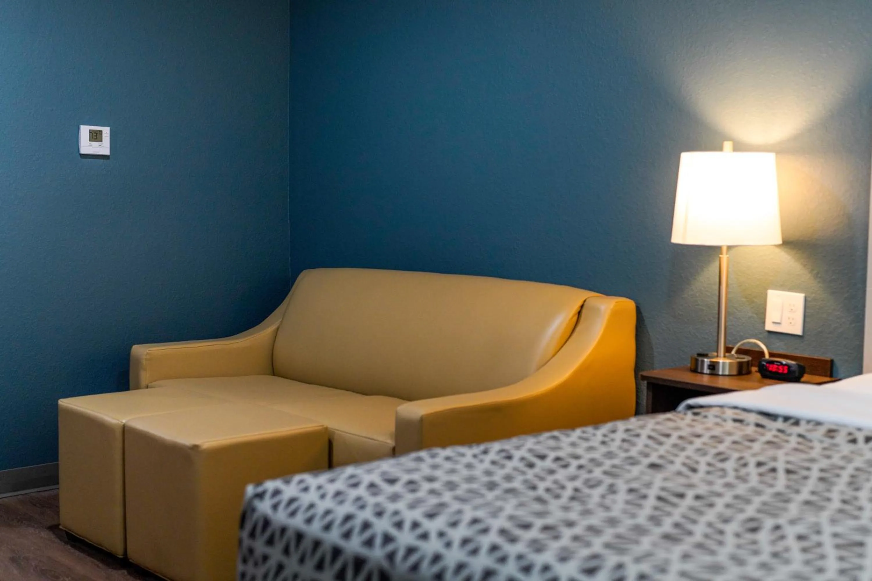 Seating area, Bed in WoodSpring Suites Hudson Port Richey