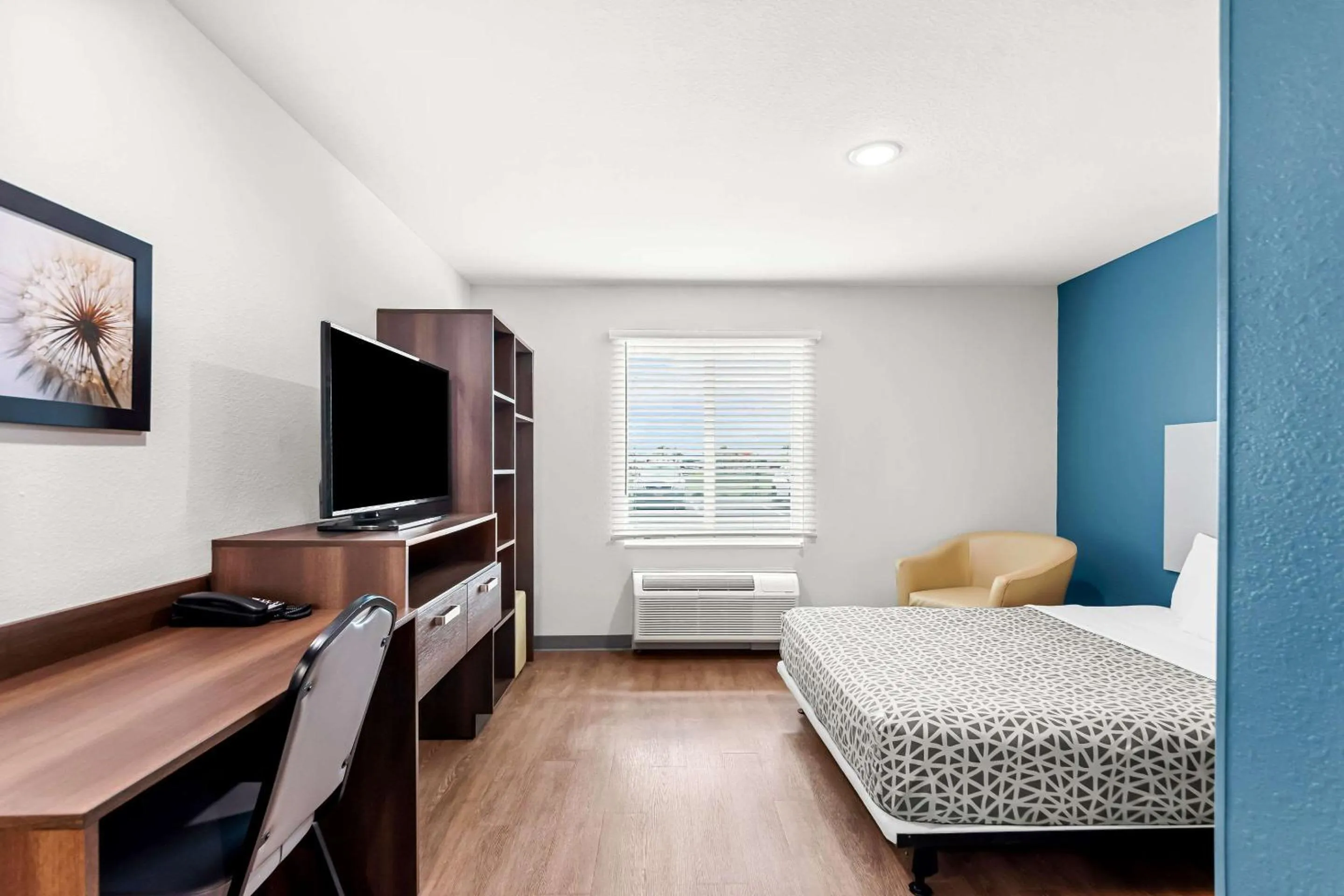 Bedroom, Bed in WoodSpring Suites Hudson Port Richey