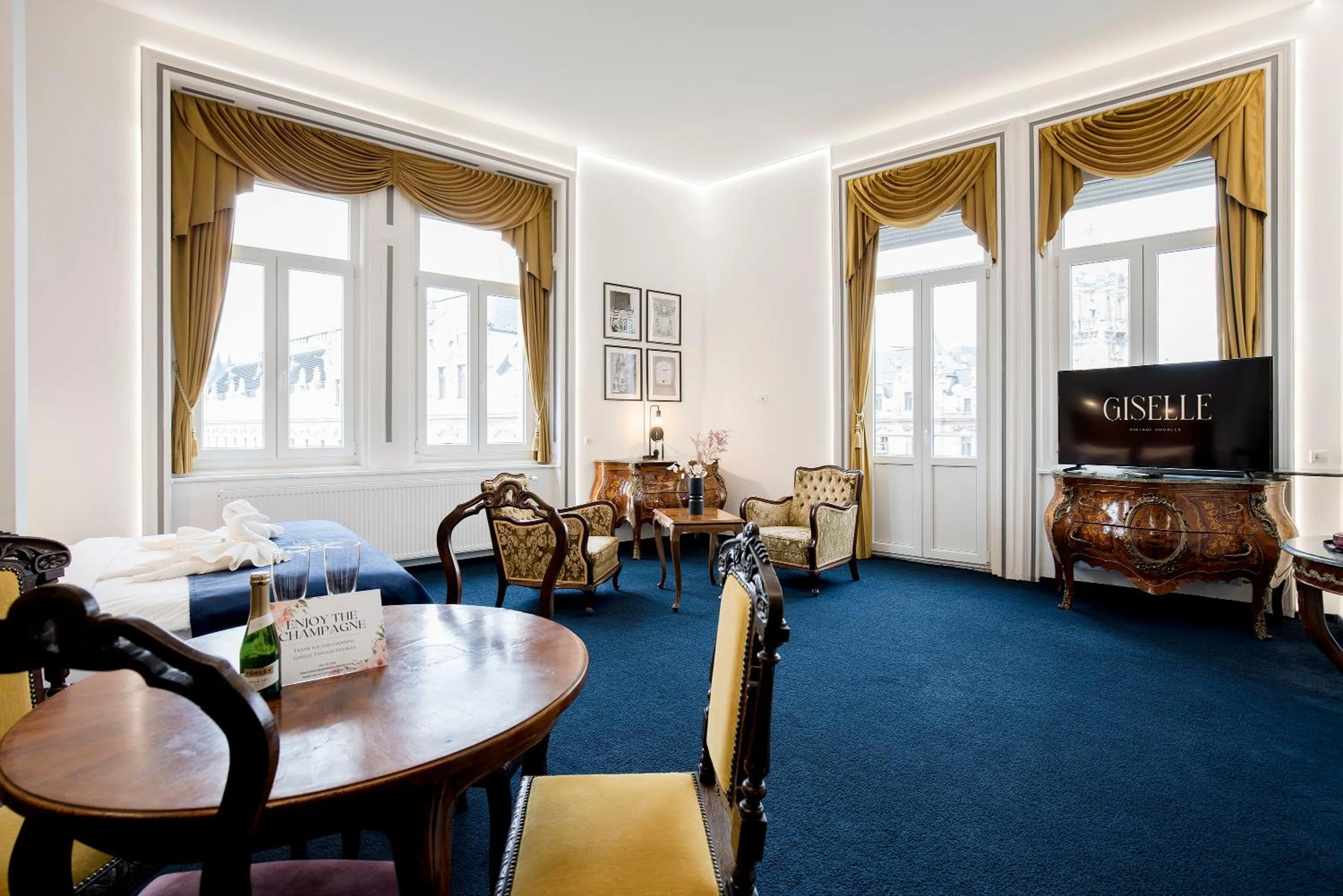 TV and multimedia in Giselle Vintage Doubles - Adults Only