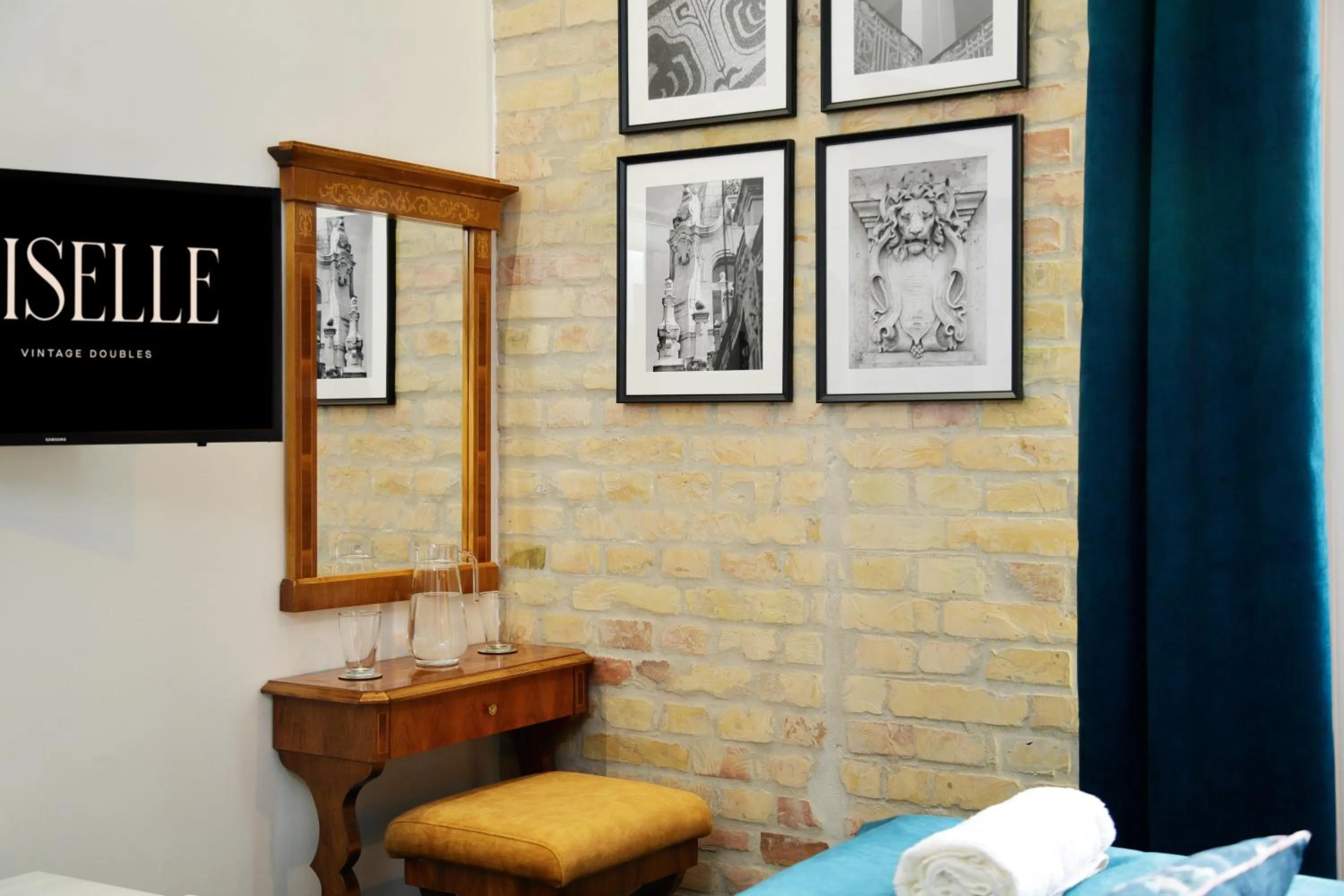 TV and multimedia in Giselle Vintage Doubles - Adults Only