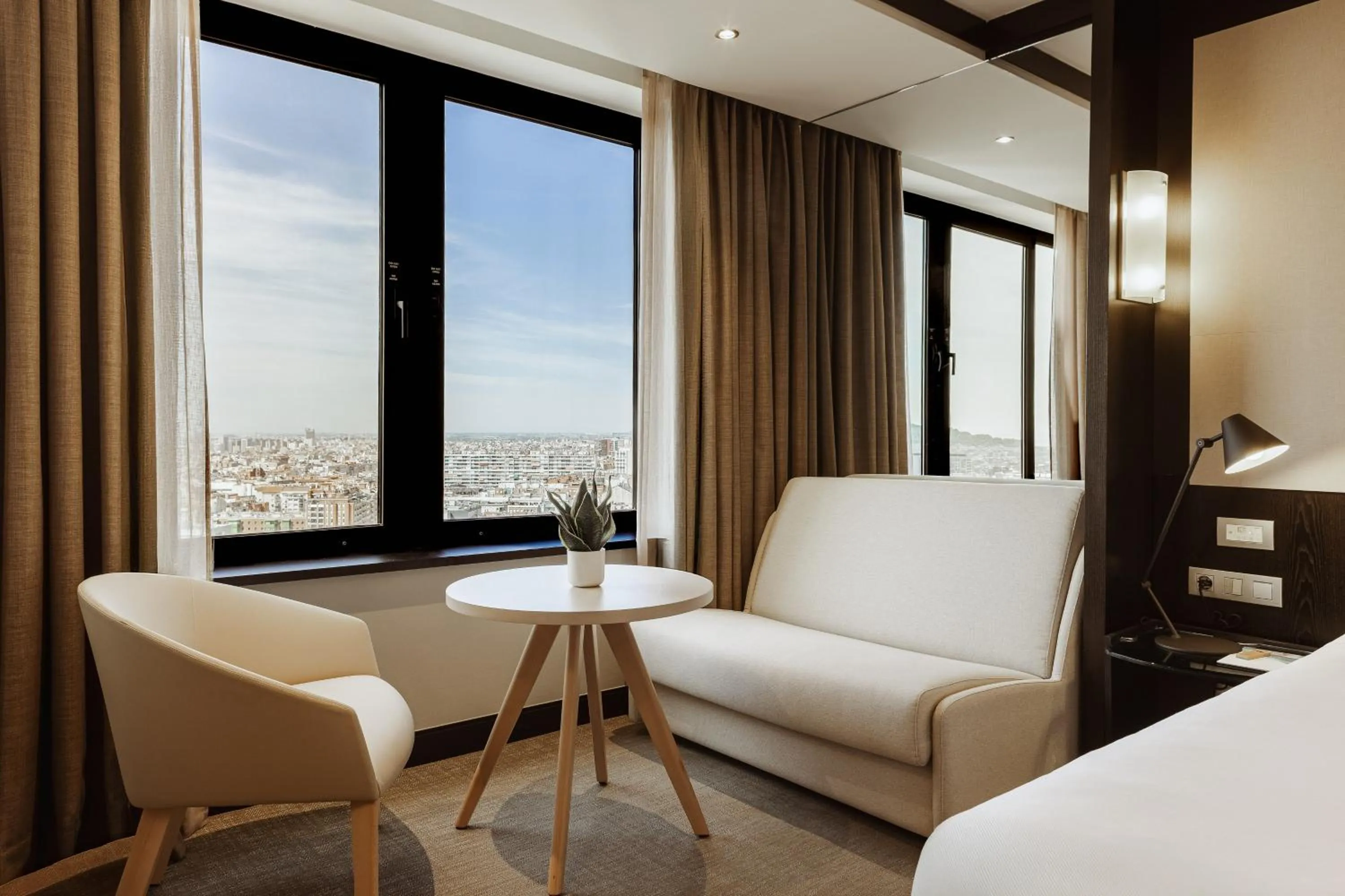 Photo of the whole room, Bed in Melia Barcelona Sarriá