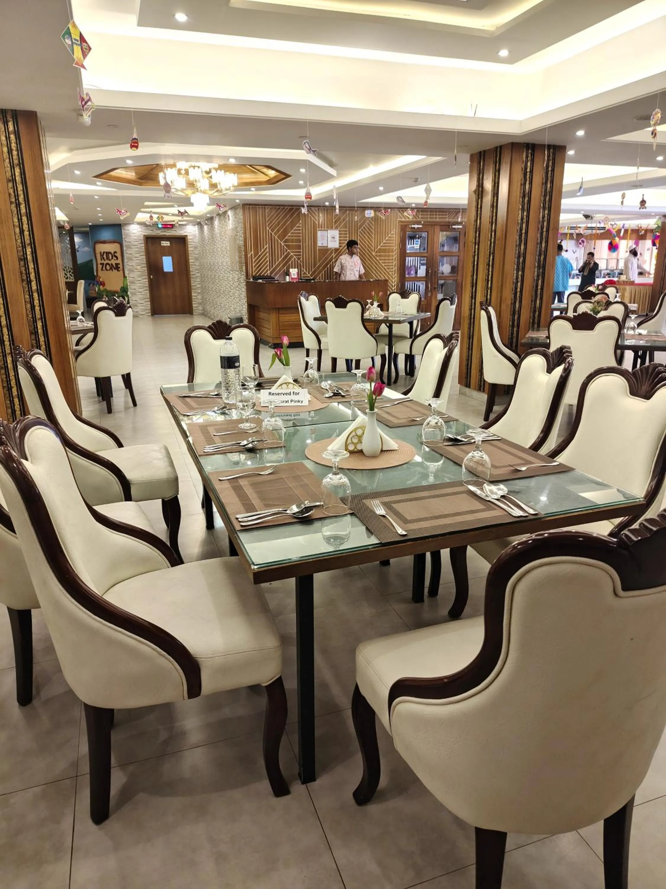 Restaurant/places to eat in Hotel Elite Palace