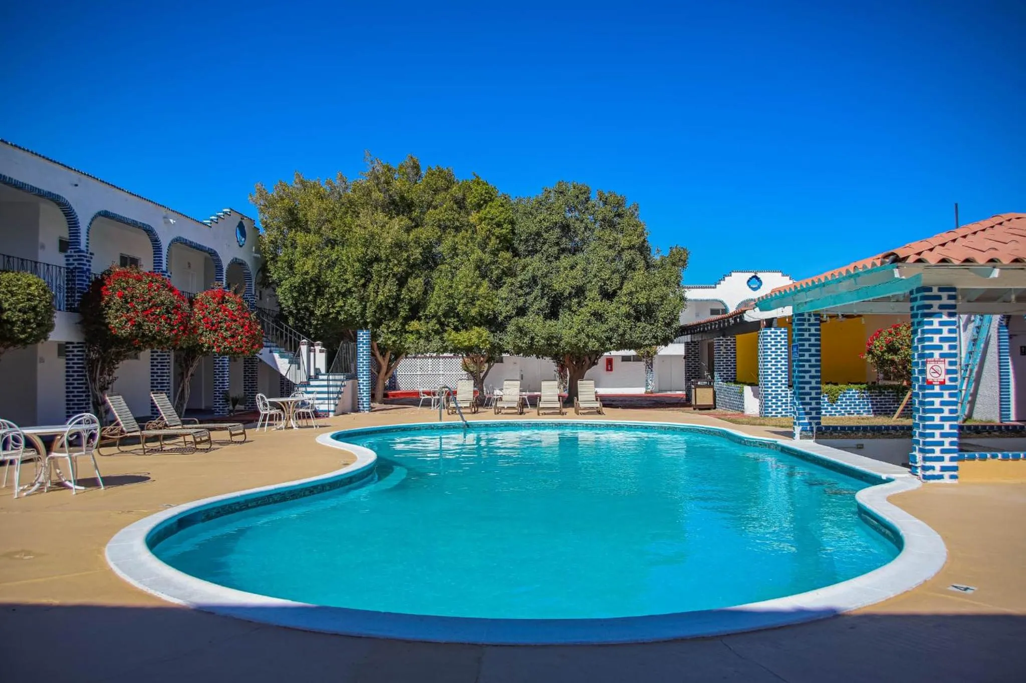 Swimming pool in Playa Inn Rocky Point