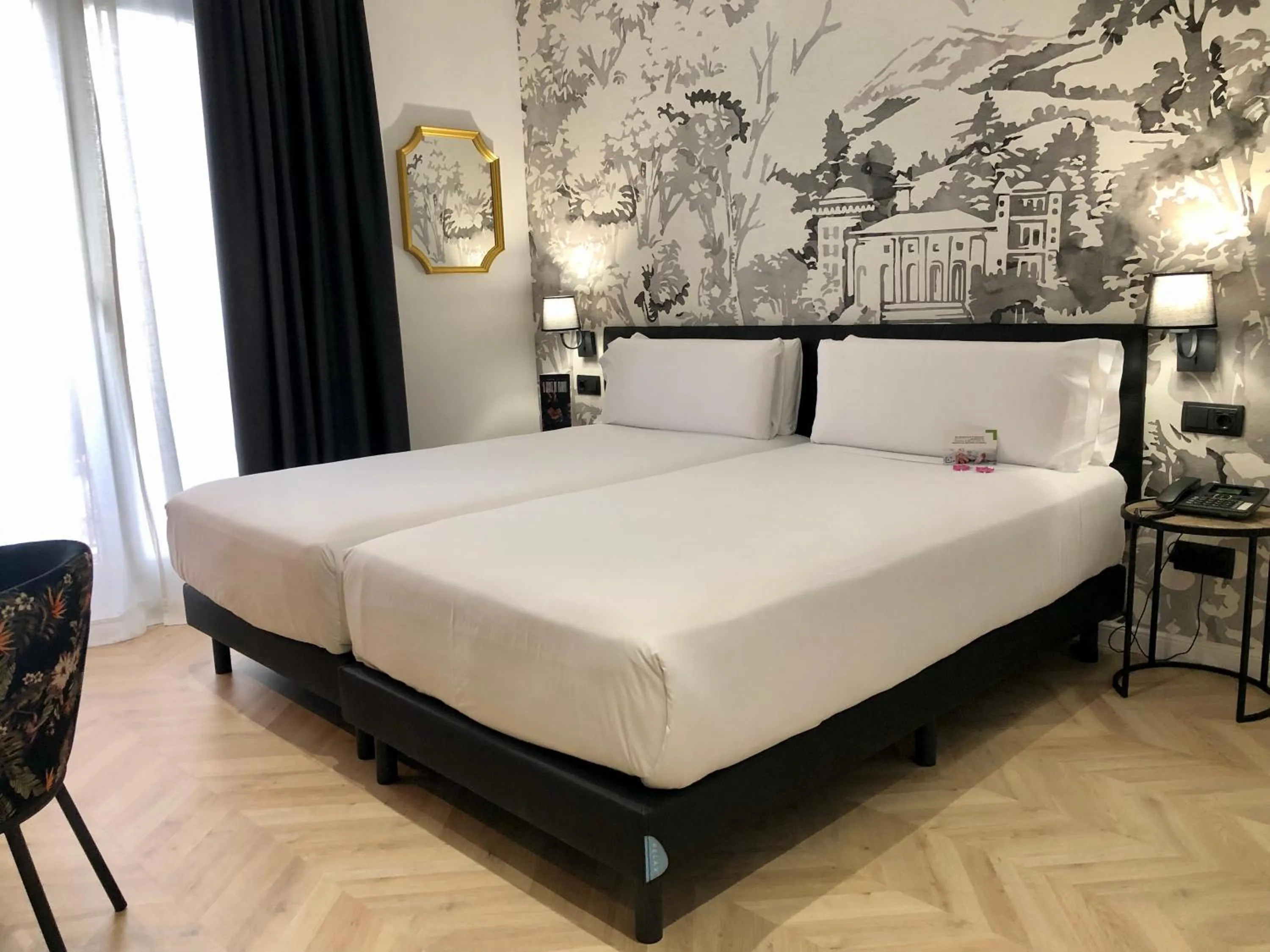 Photo of the whole room, Bed in Oriente Atiram Hotel
