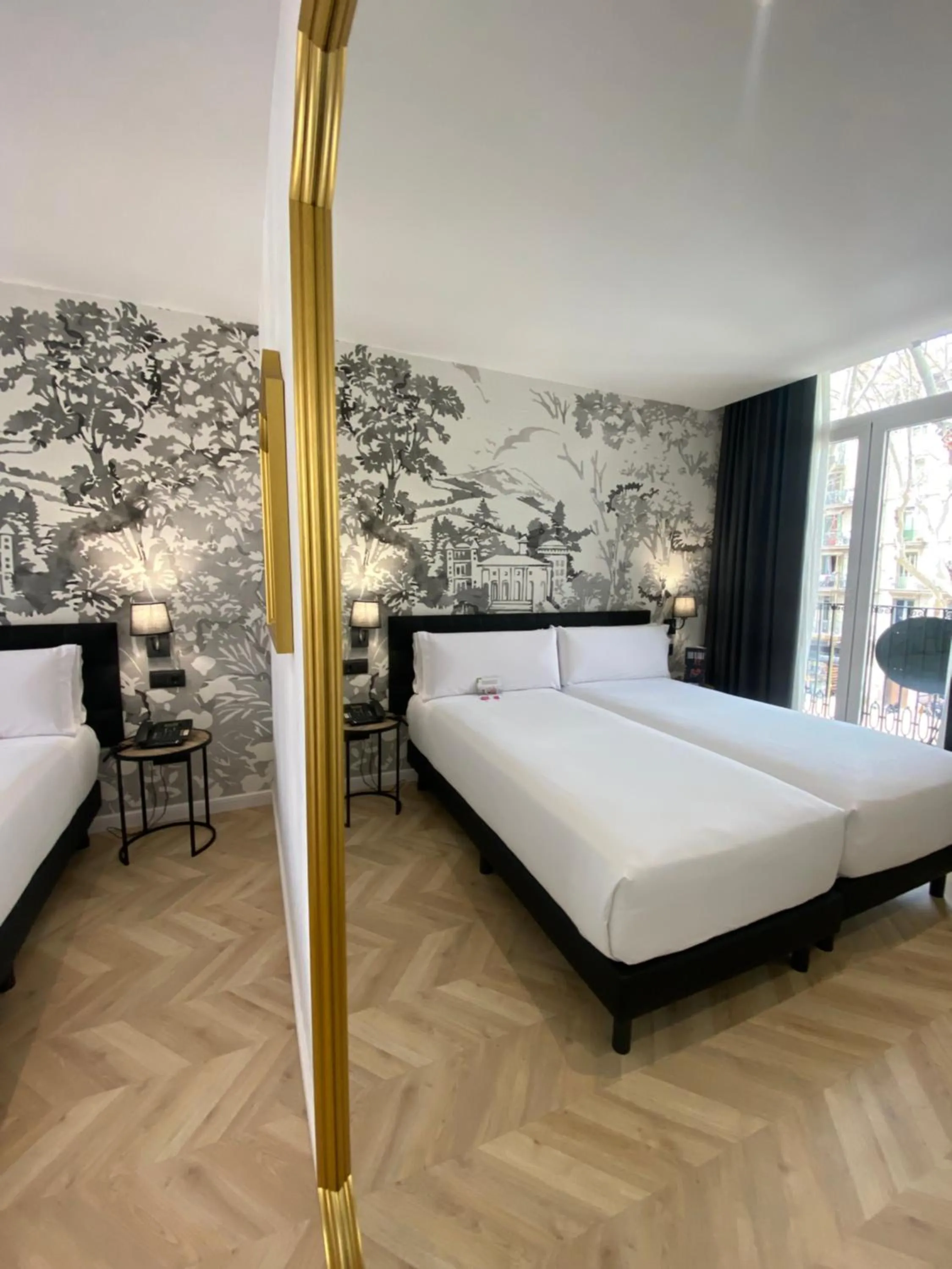 Photo of the whole room, Bed in Oriente Atiram Hotel