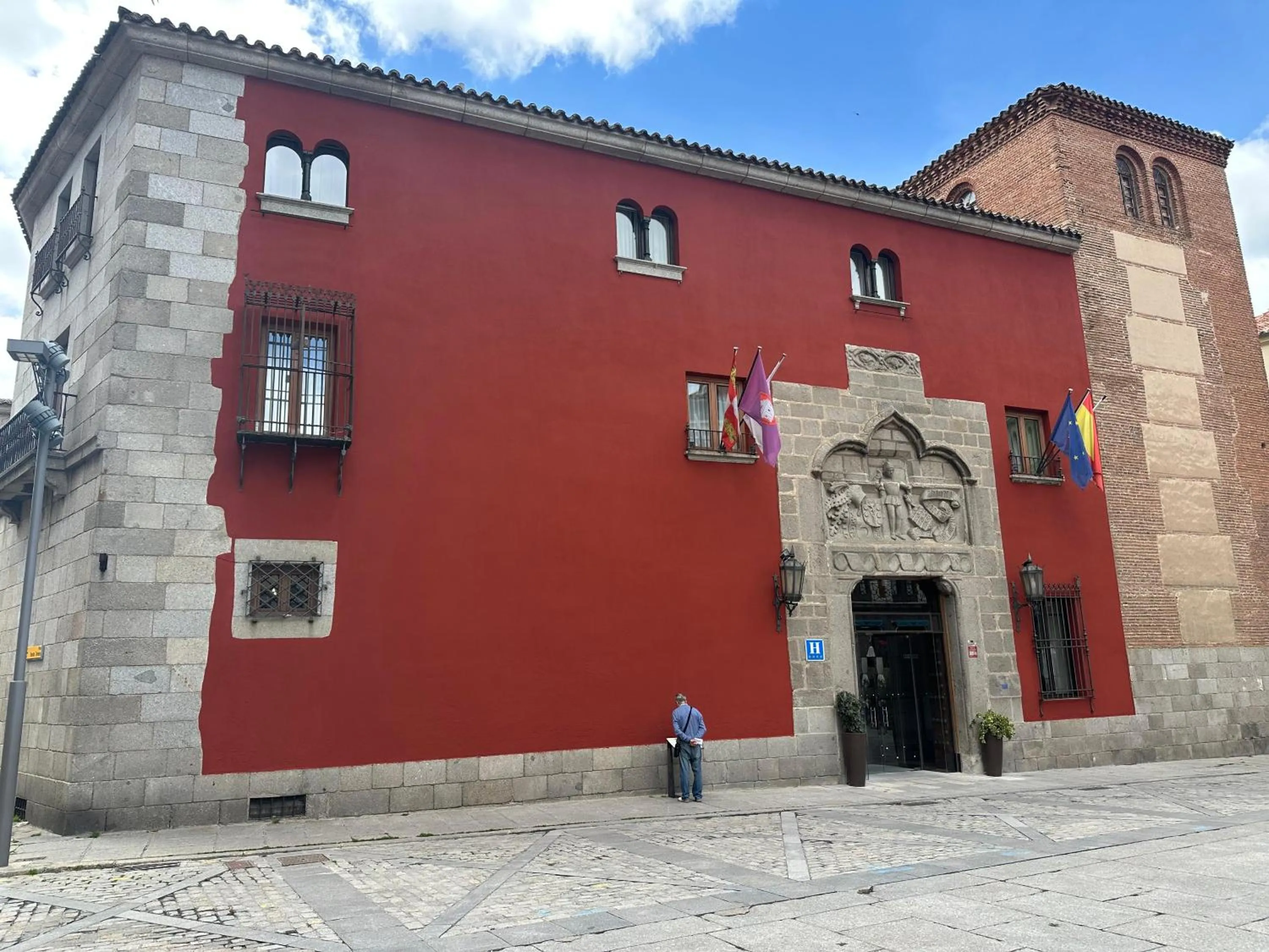 Facade/entrance in Palacio Valderrabanos