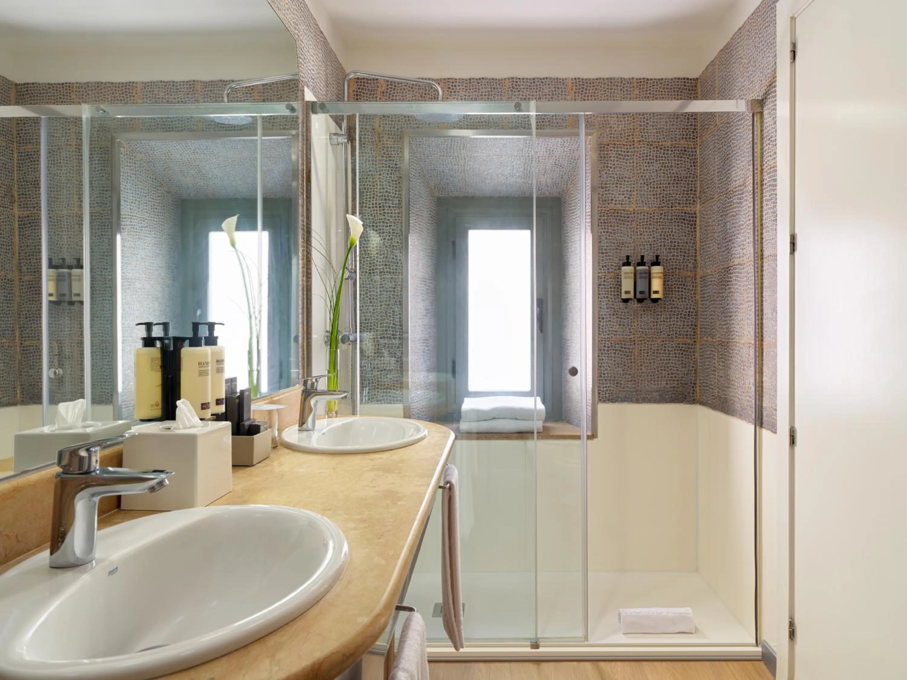 Shower in H10 Raco del Pi