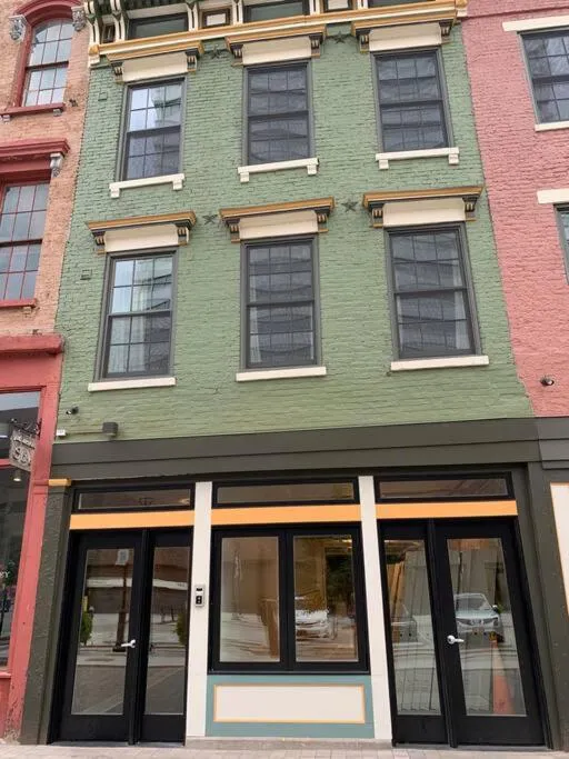 Property building in Spacious 1 bed 1 bath Downtown OTR condo minutes walk to the Reds Bengals stadium & more!