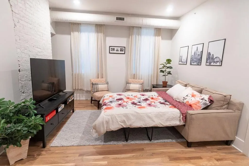 Bed in Spacious 1 bed 1 bath Downtown OTR condo minutes walk to the Reds Bengals stadium & more!