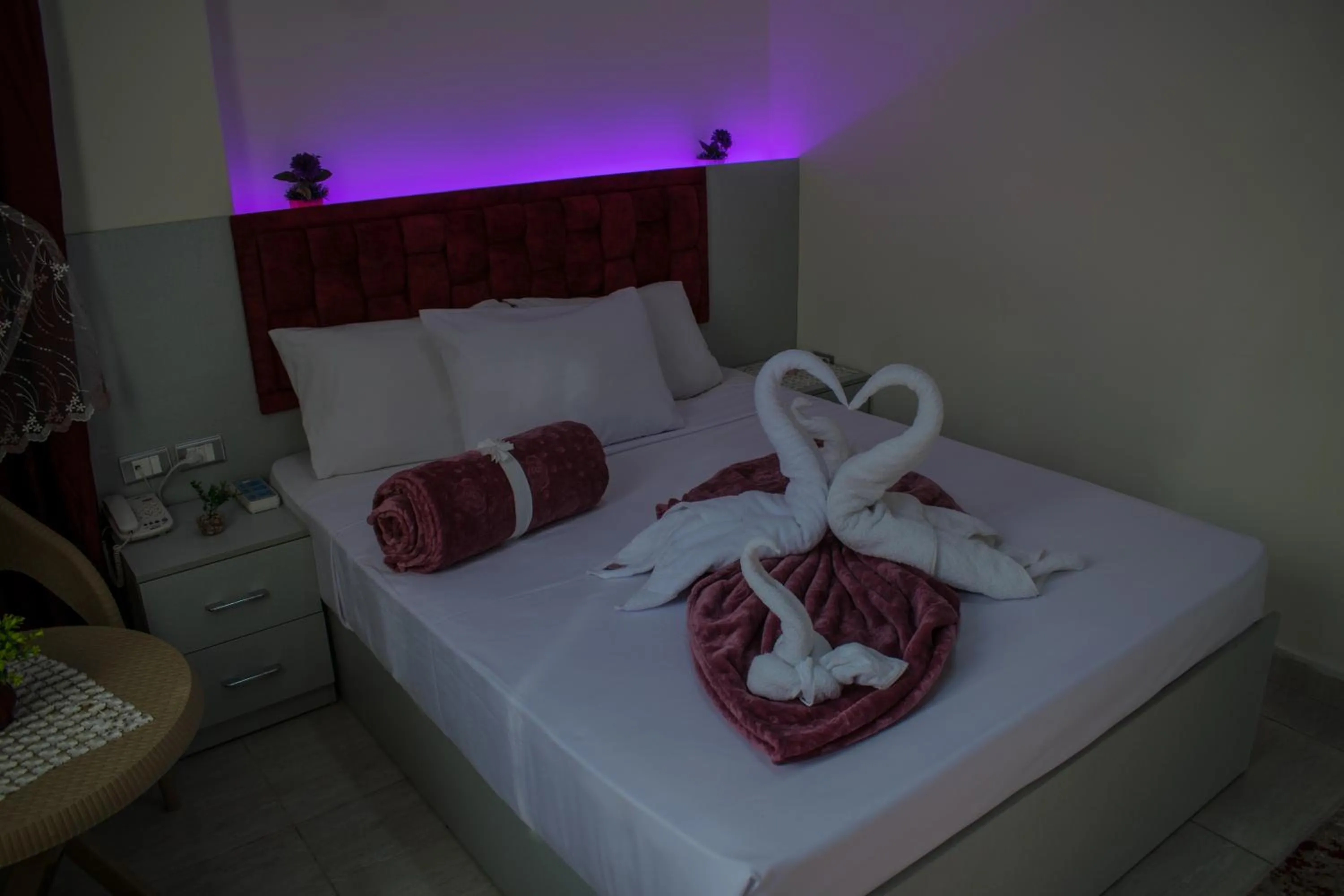 Bedroom, Bed in Crown Hotel