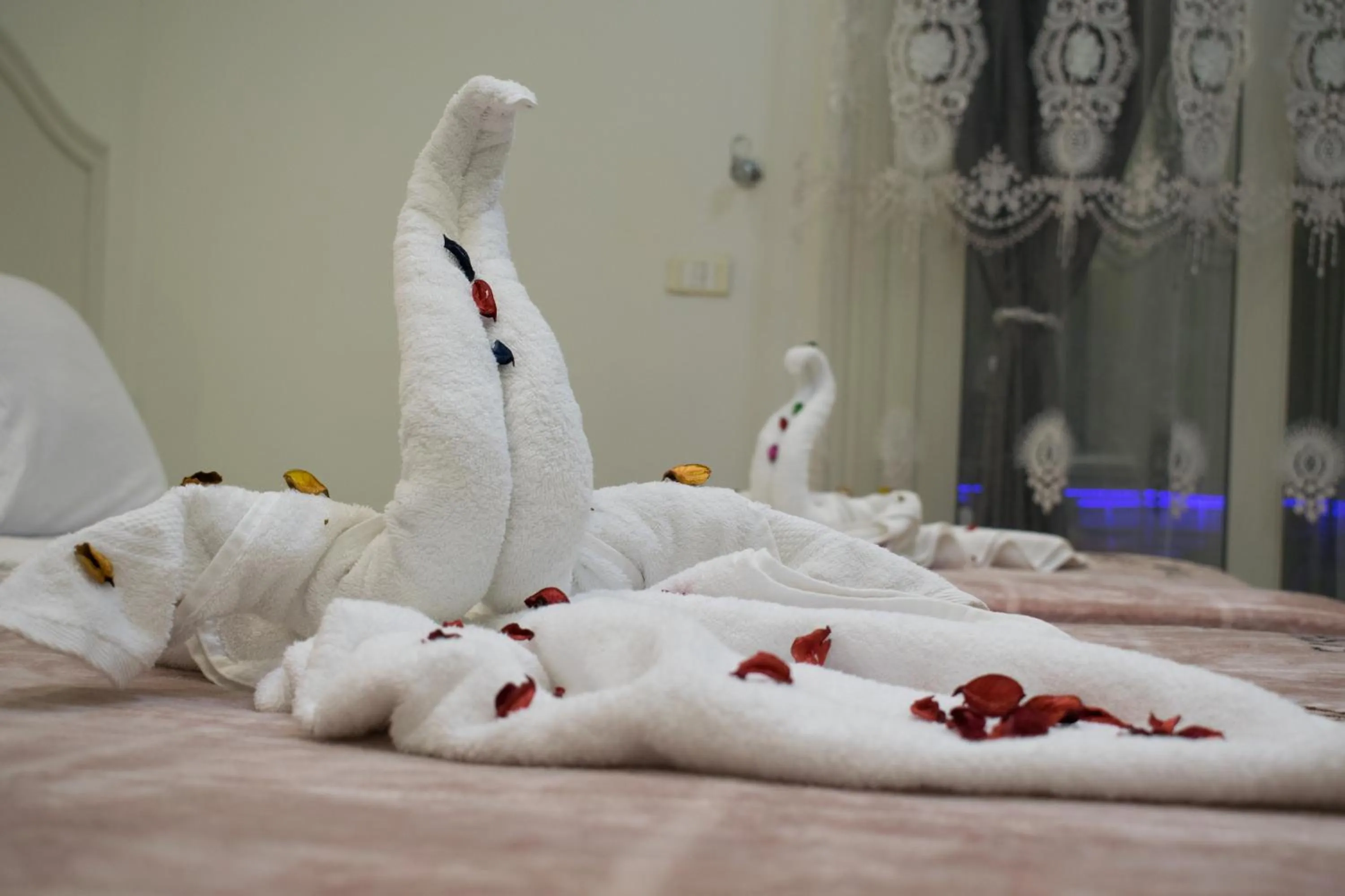 Bedroom, Bed in Crown Hotel