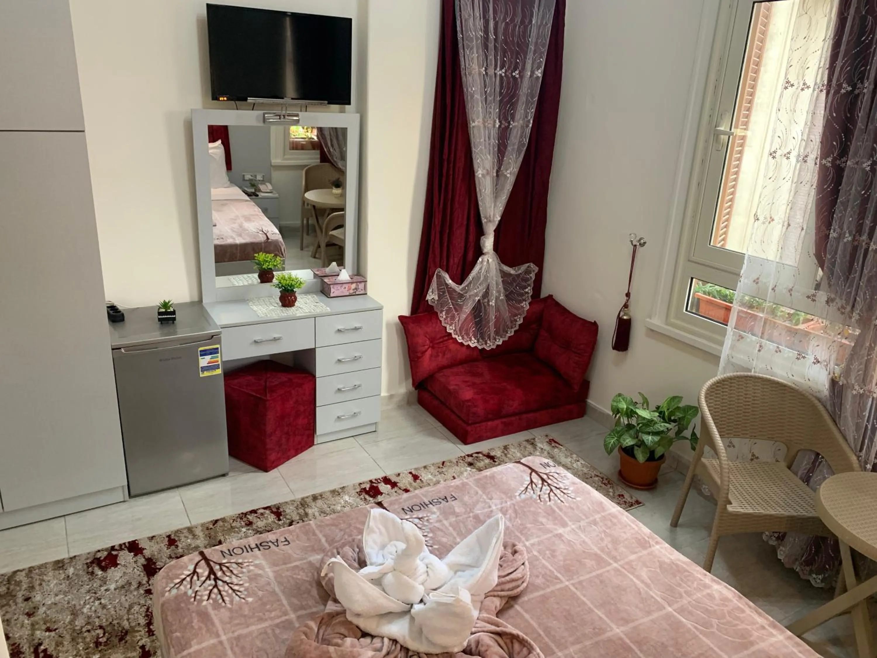 Bedroom, Bed in Crown Hotel