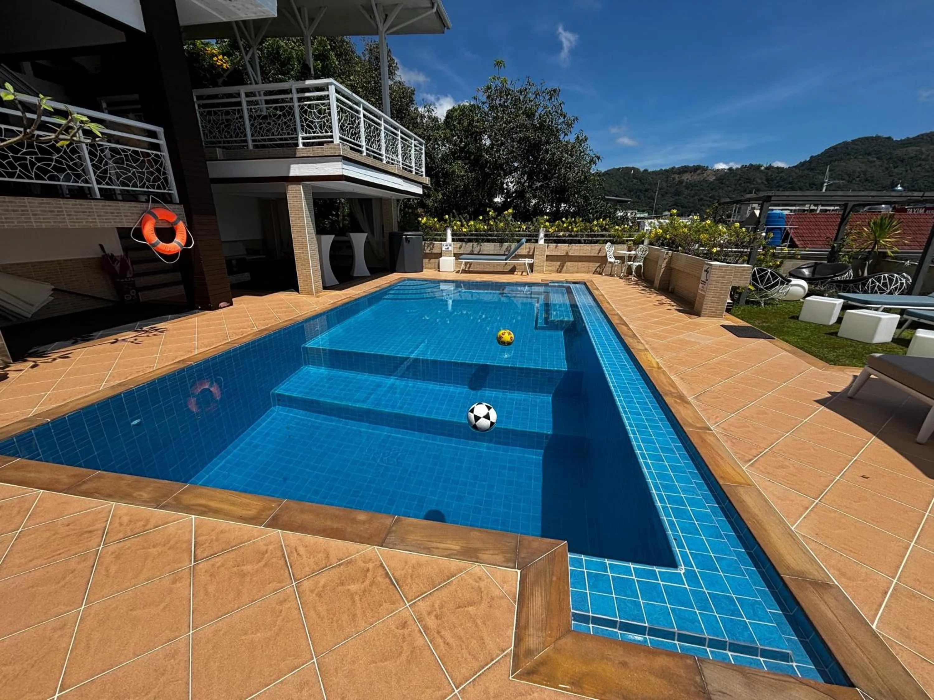 Day in Swiss Villas Panoramic - Hillside Beach View