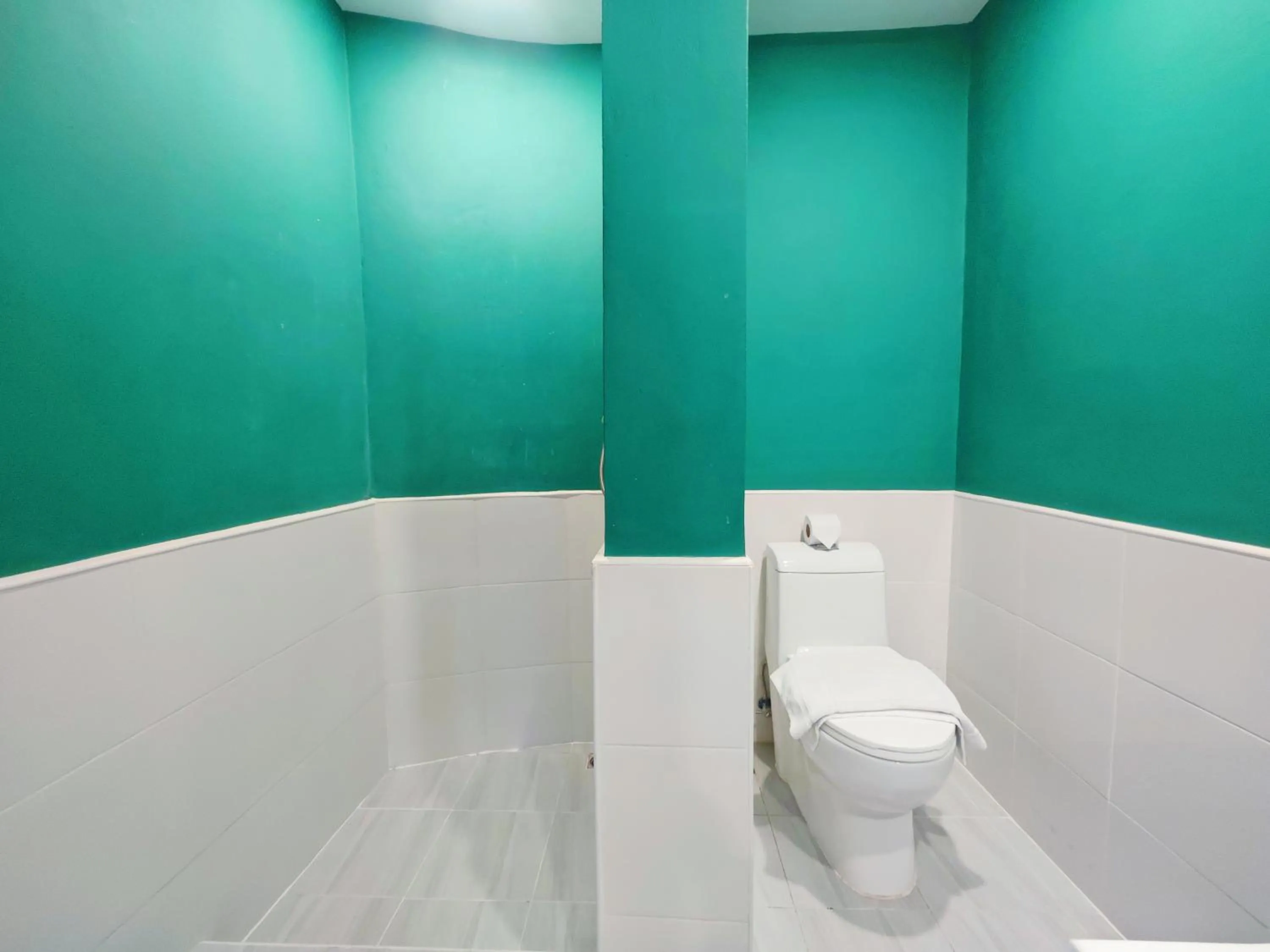 Toilet in Ostay Asoke Bangkok