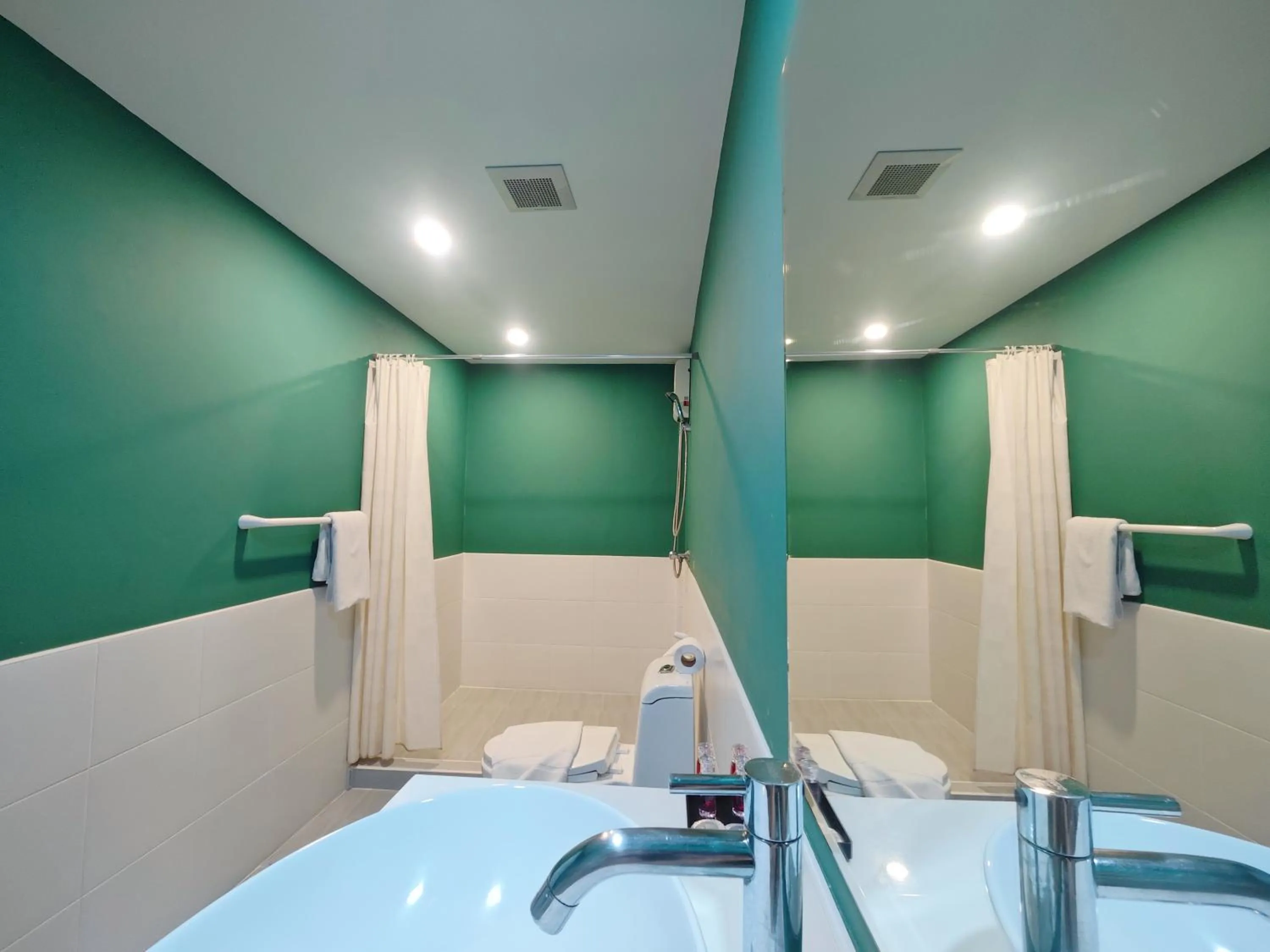 Shower in Ostay Asoke Bangkok