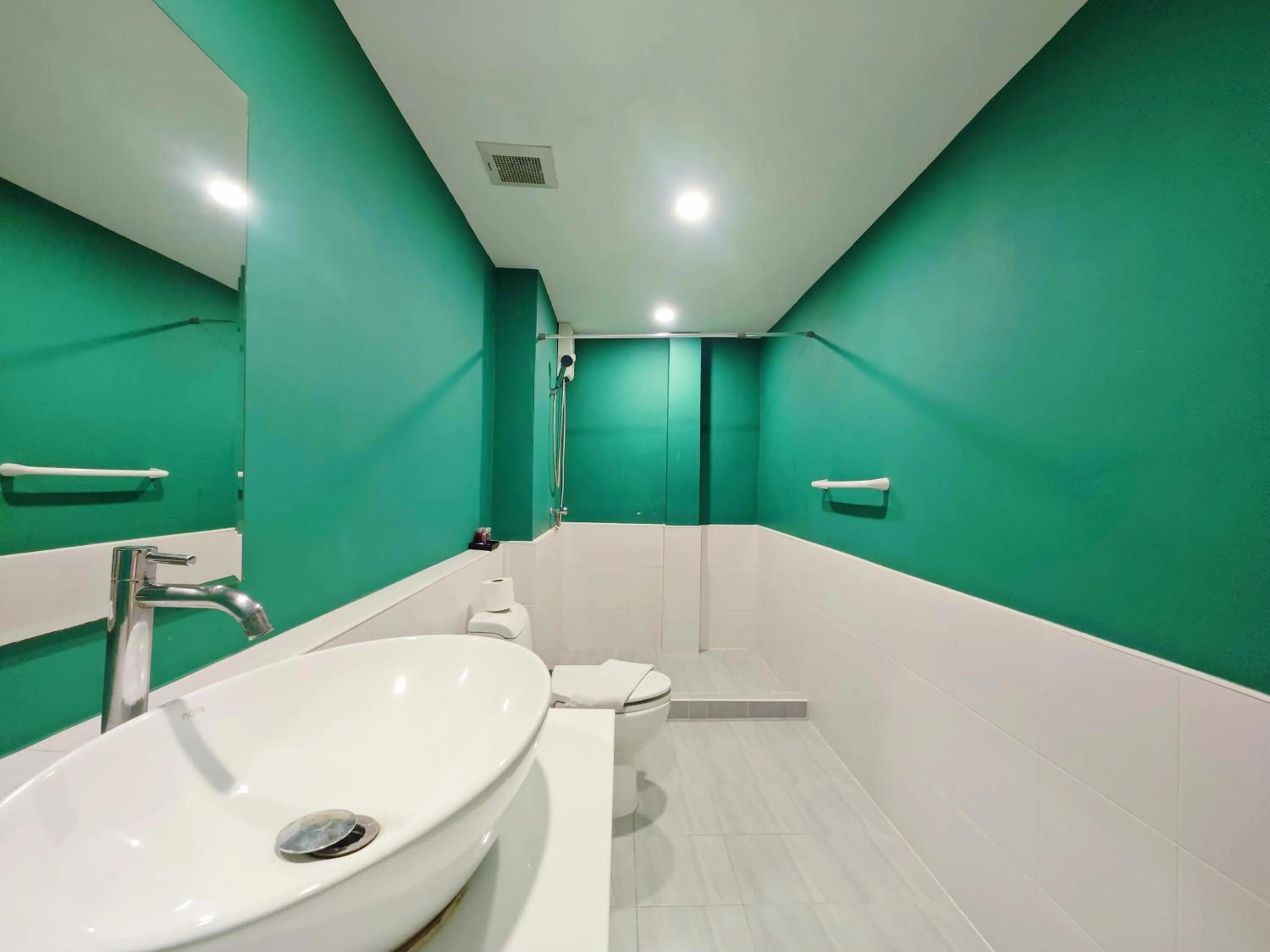 Shower in Ostay Asoke Bangkok