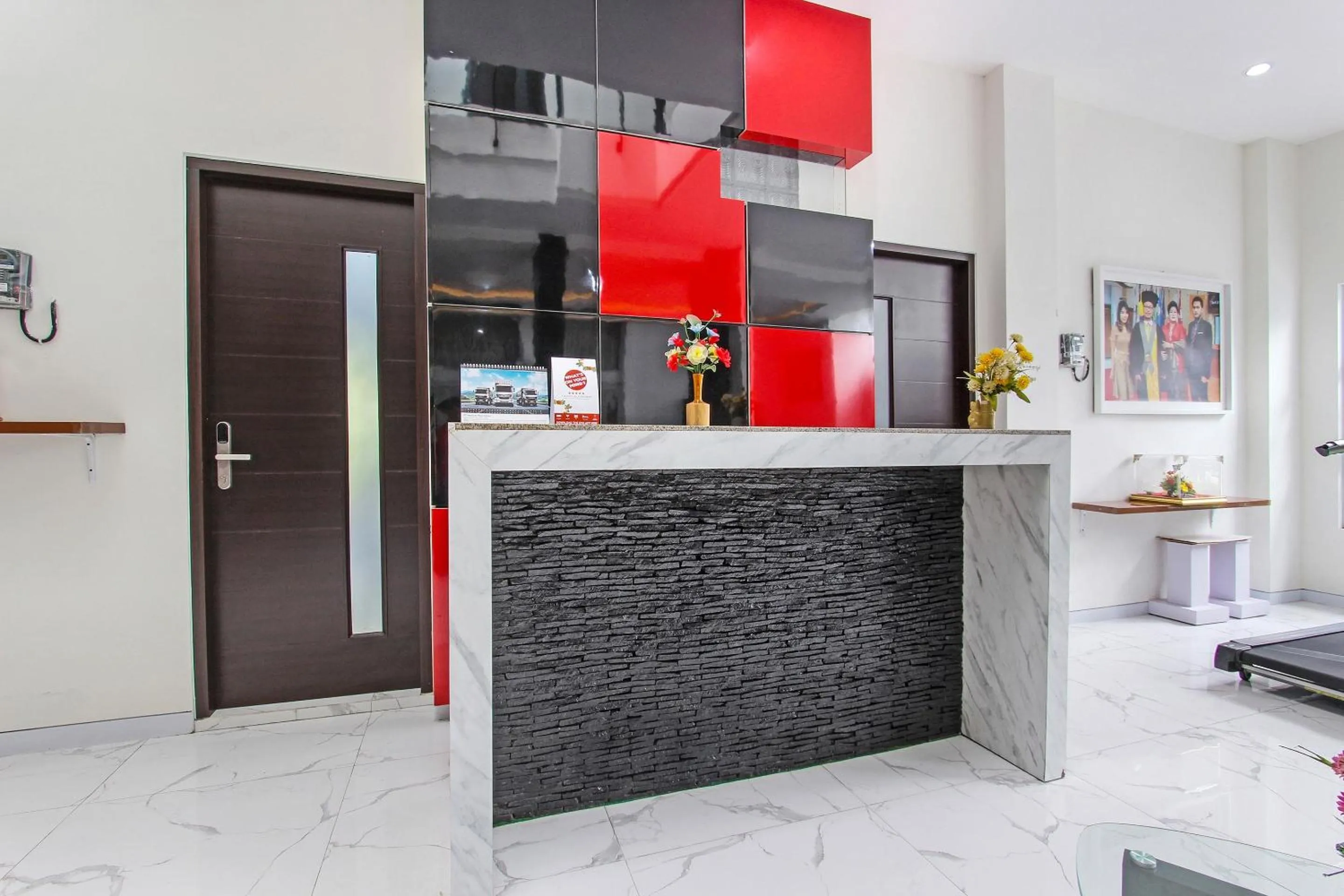 Lobby or reception in Capital O 91665 D'prof Exclusive Guesthouse