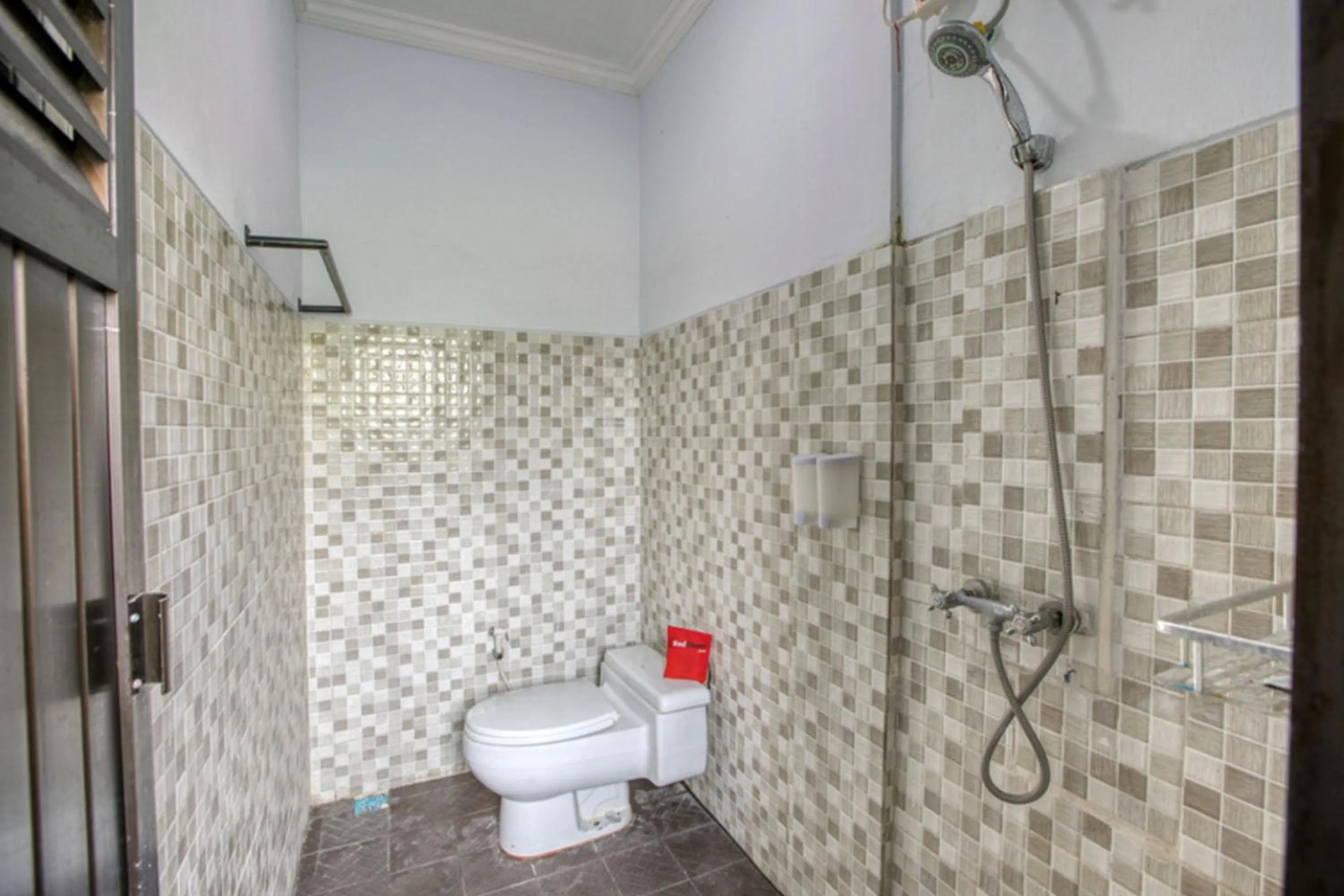 Bathroom in RedDoorz near Exit Toll Nusa Dua