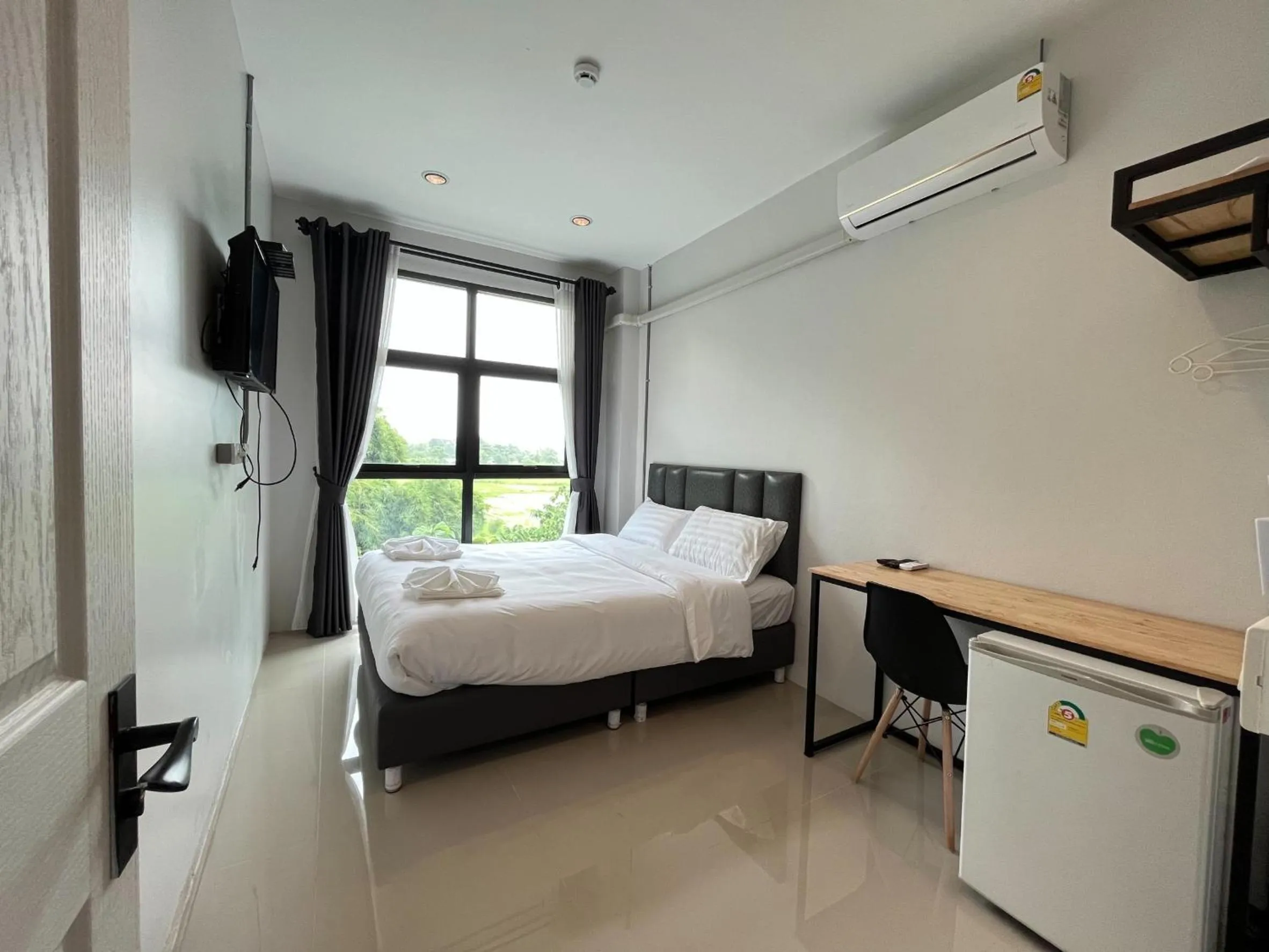 air conditioner, Bed in Life Hotel Rongkhun - White Temple Chiangrai