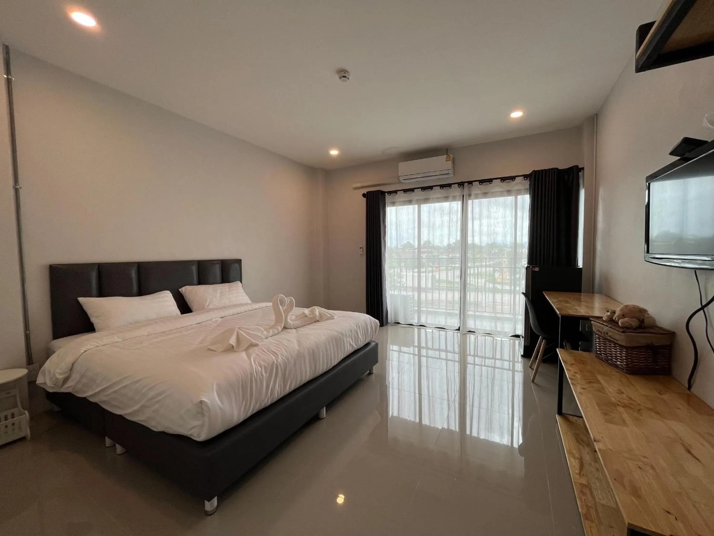 Photo of the whole room, Bed in Life Hotel Rongkhun - White Temple Chiangrai