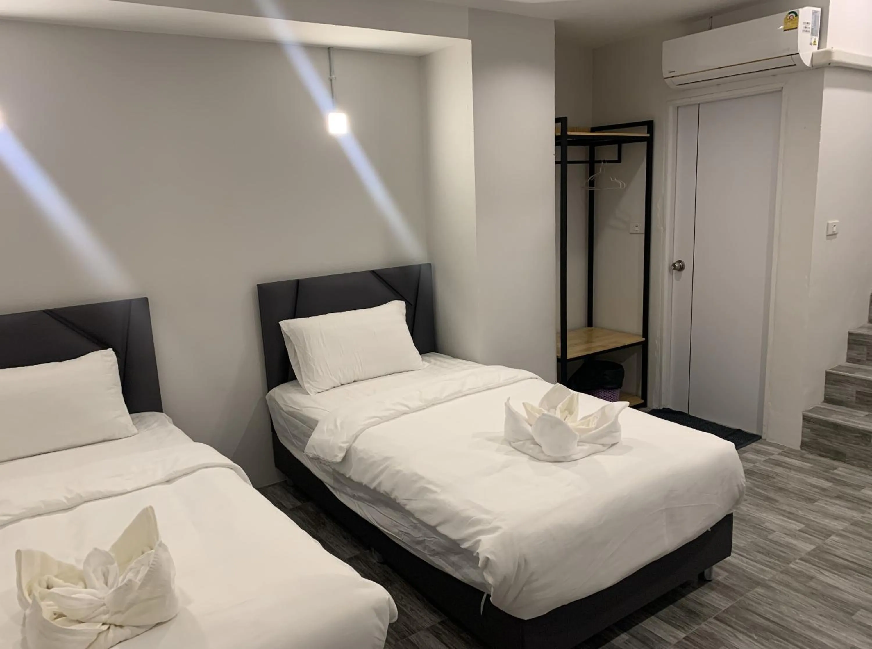 Photo of the whole room, Bed in Life Hotel Rongkhun - White Temple Chiangrai