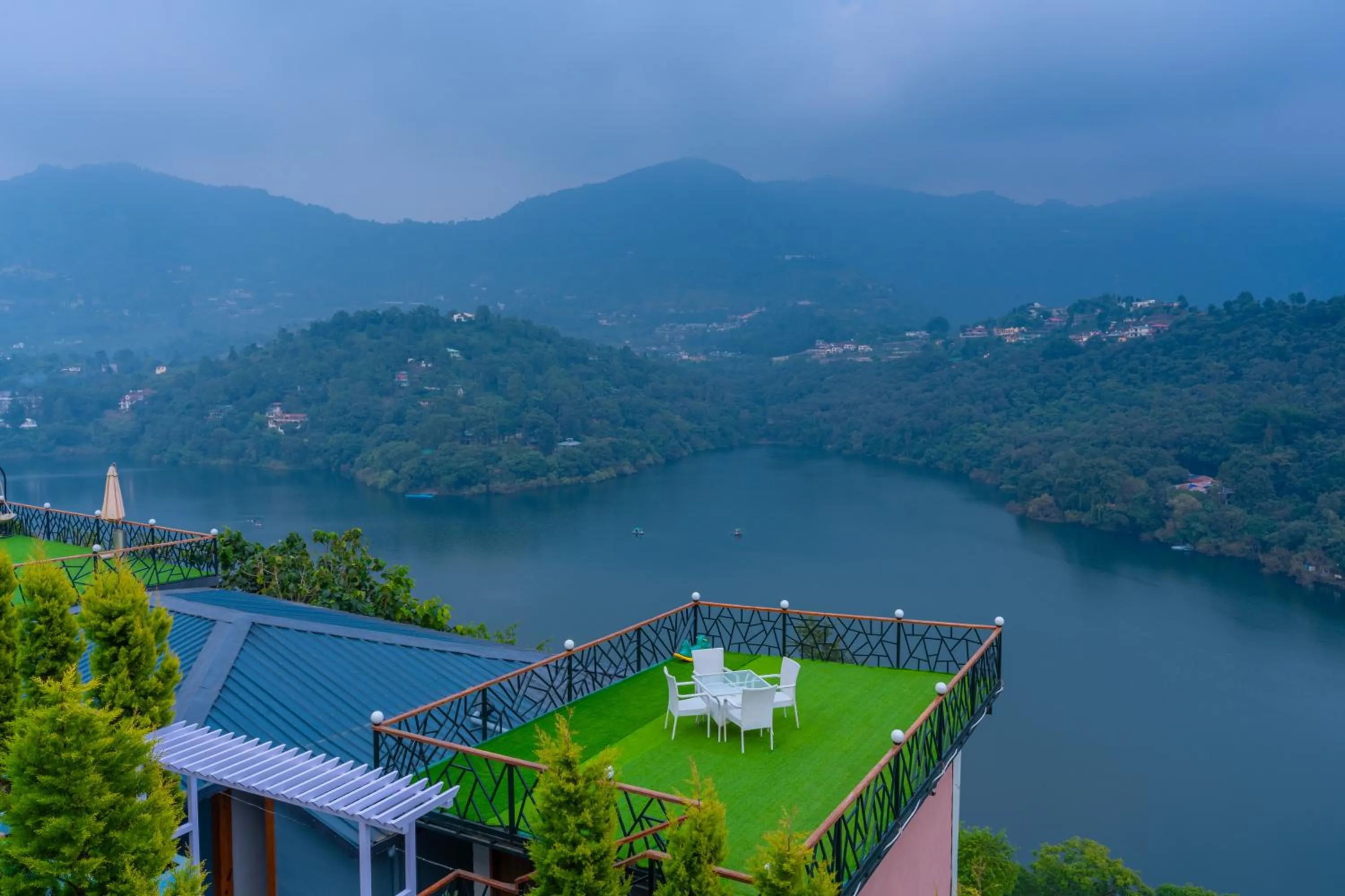 Restaurant/places to eat in The Lake Ambience Resort