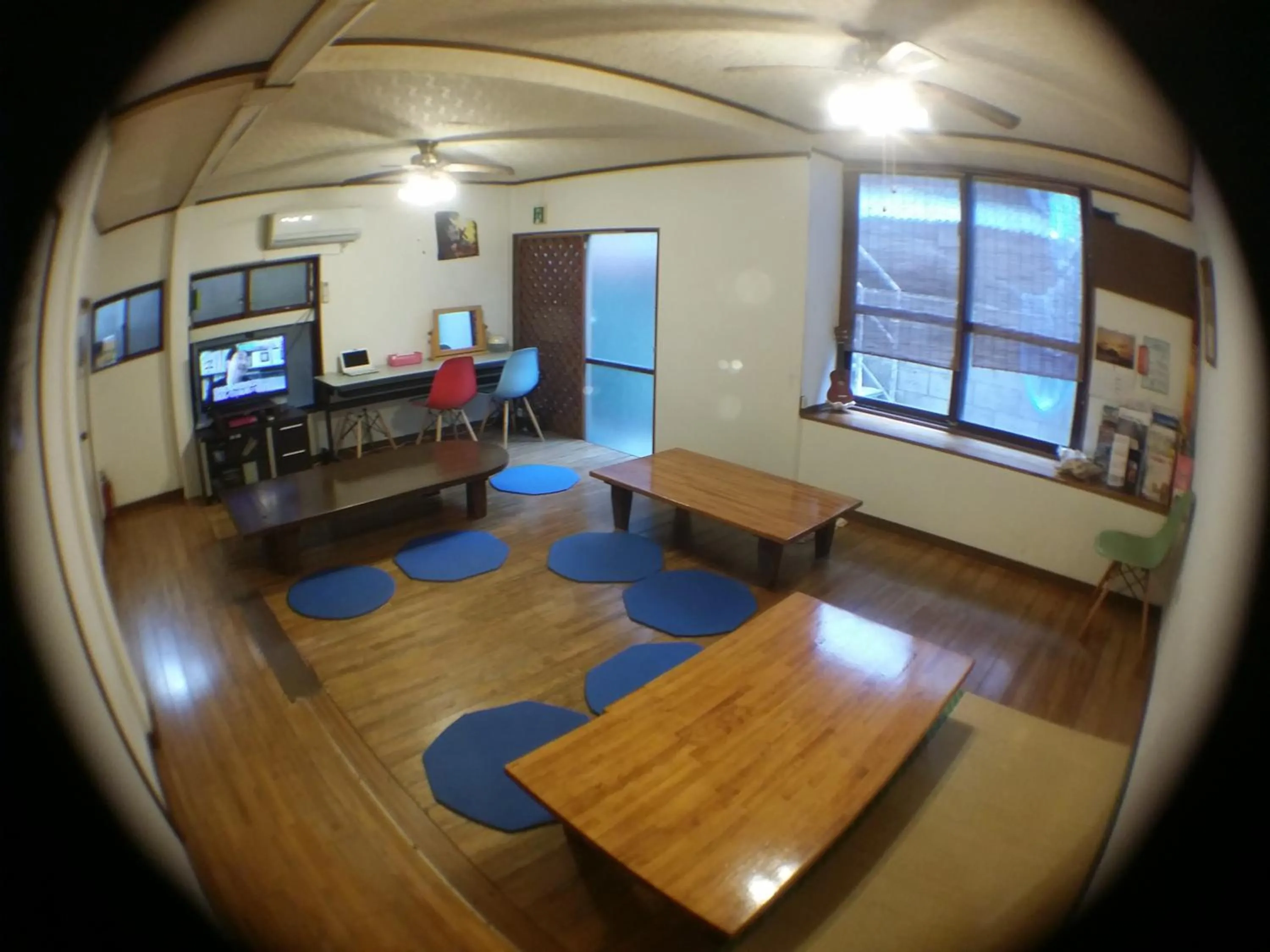 Communal lounge/ TV room in Guesthouse Base Okinawa