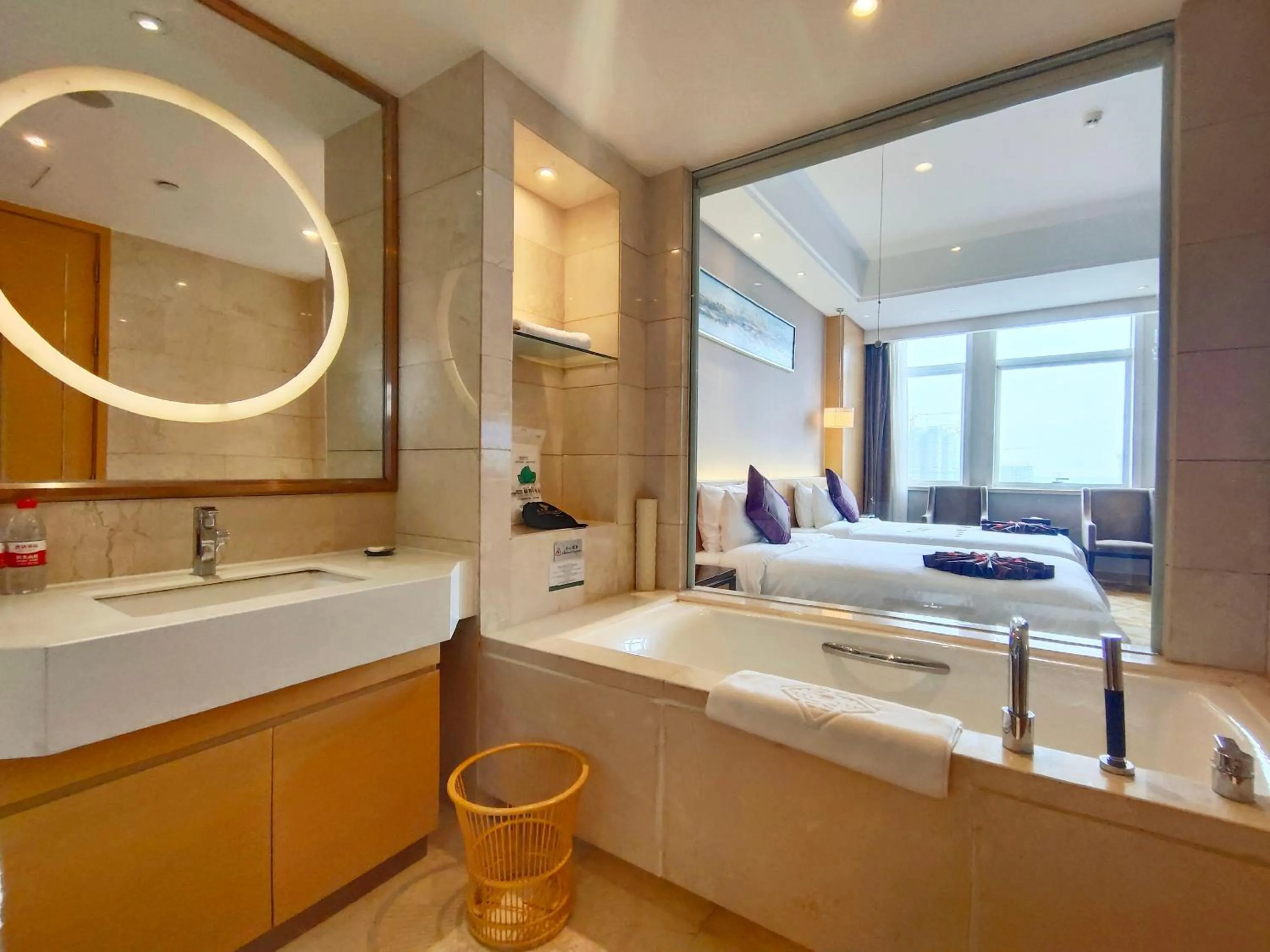 Bathroom, Bed in Yangzhong Firth Jinling Grand Hotel