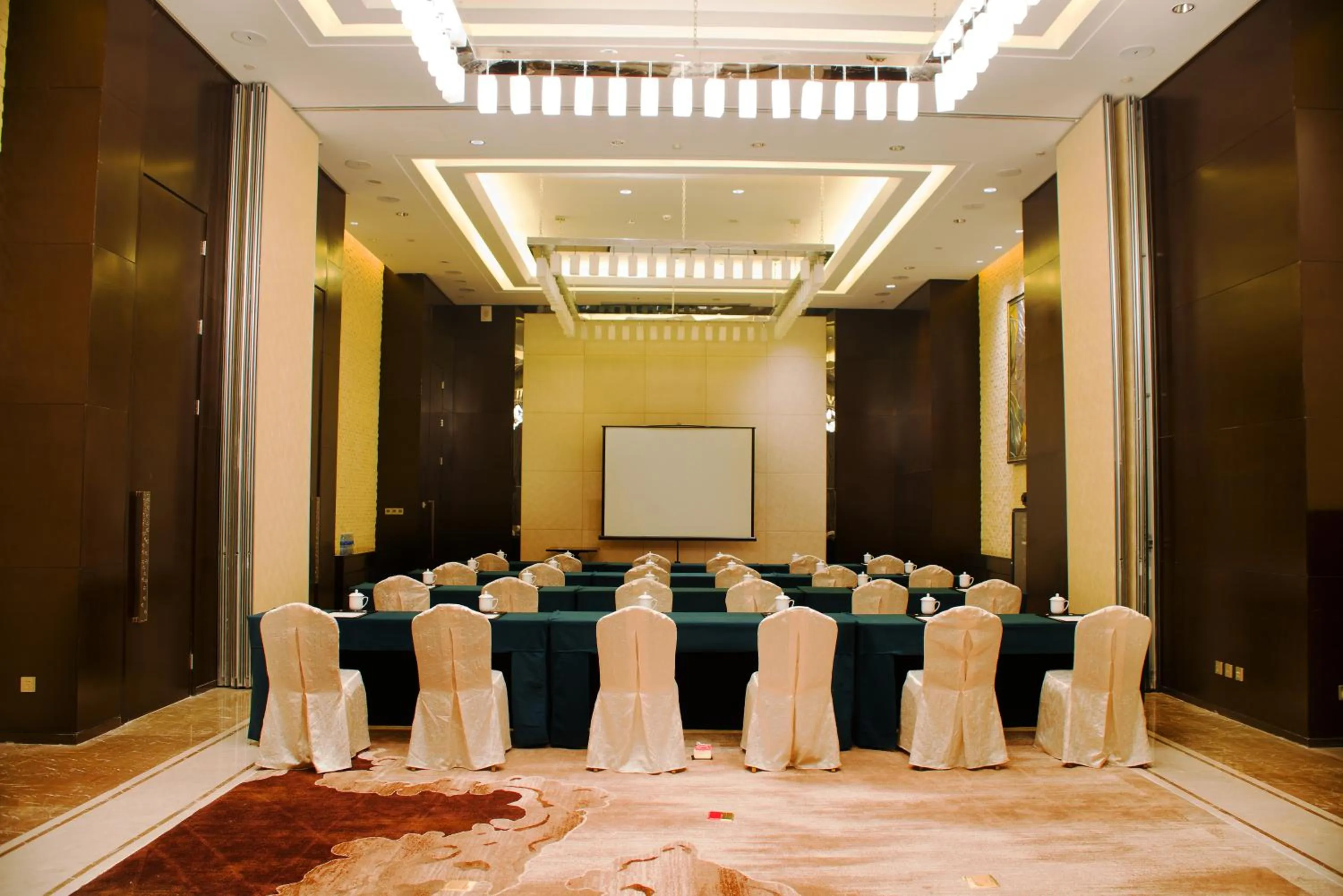 Business facilities in Yangzhong Firth Jinling Grand Hotel