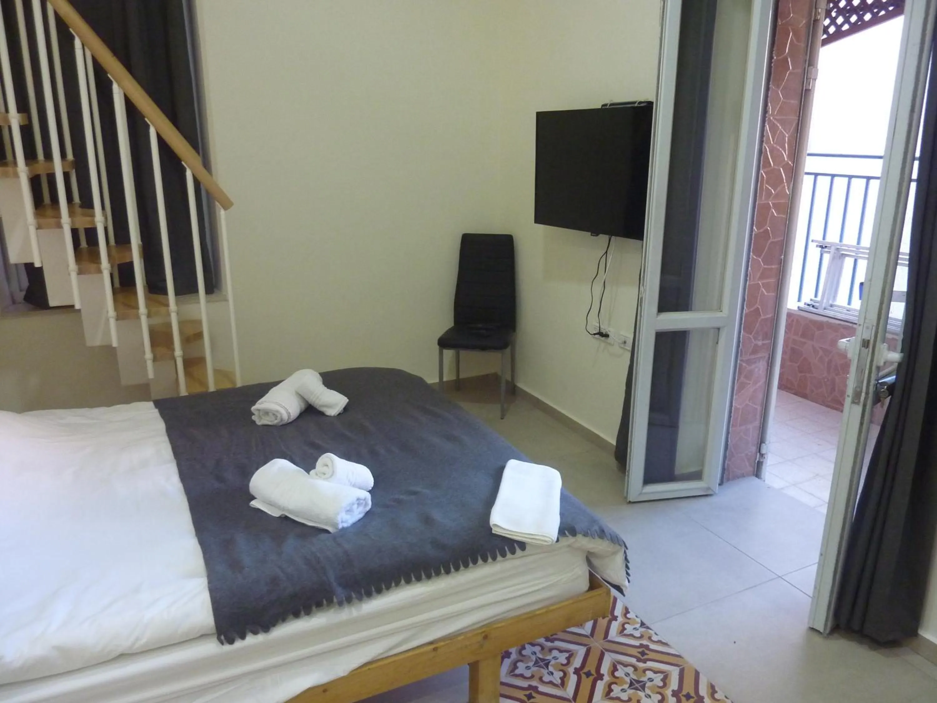 Photo of the whole room in Allenby2