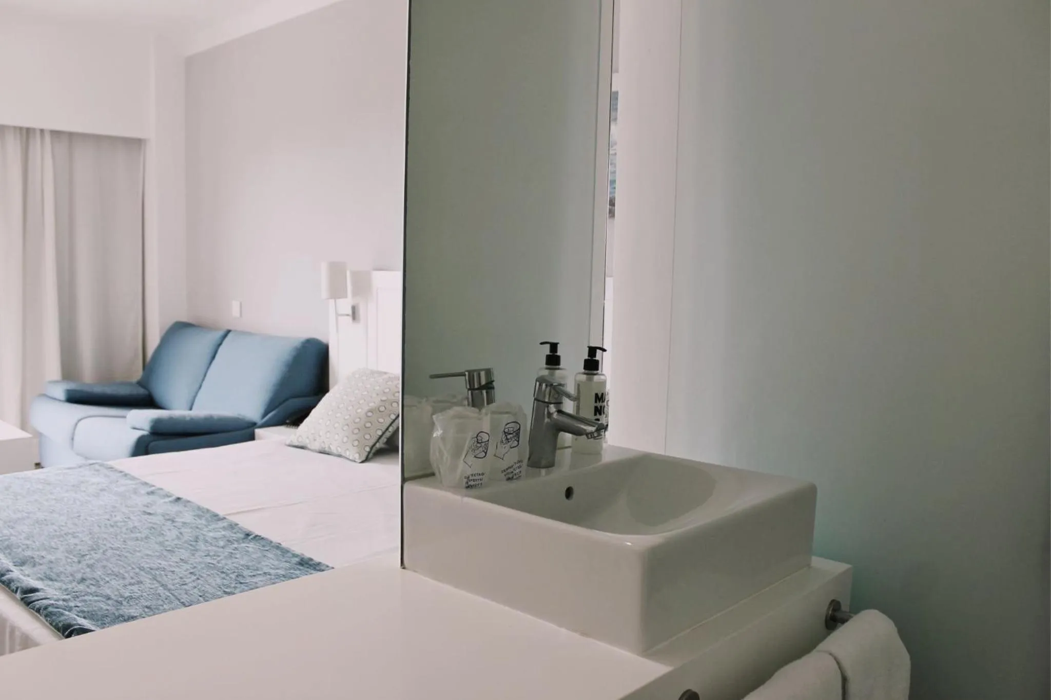 Bathroom, Bed in Hotel Pinos Playa