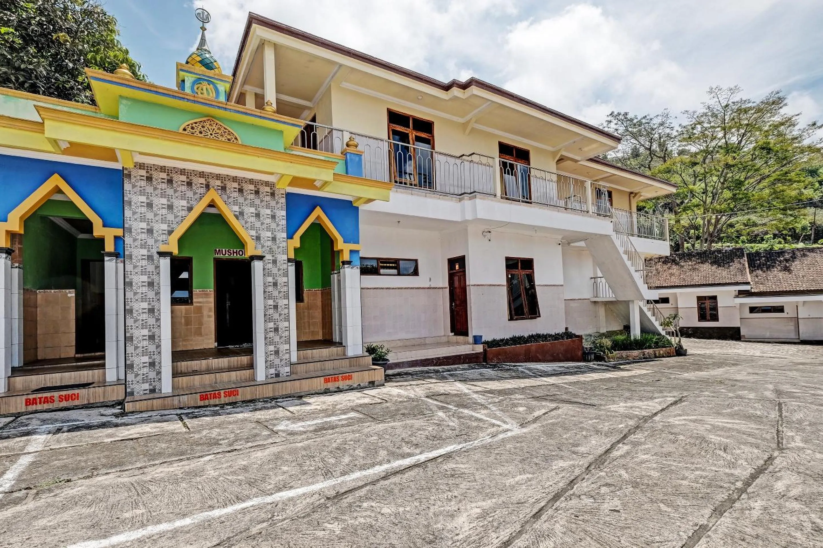 Facade/entrance in OYO Life 91677 Hotel Citra Dewi 3