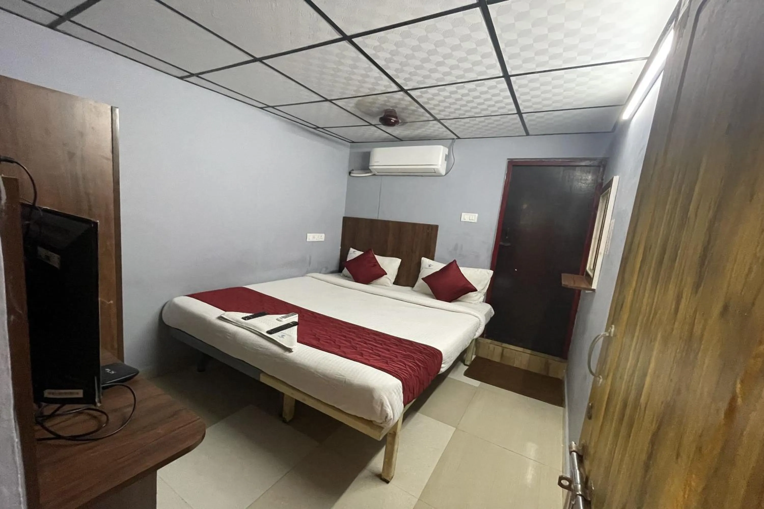 Bedroom in Skyry Hotel Iyyapanthangal
