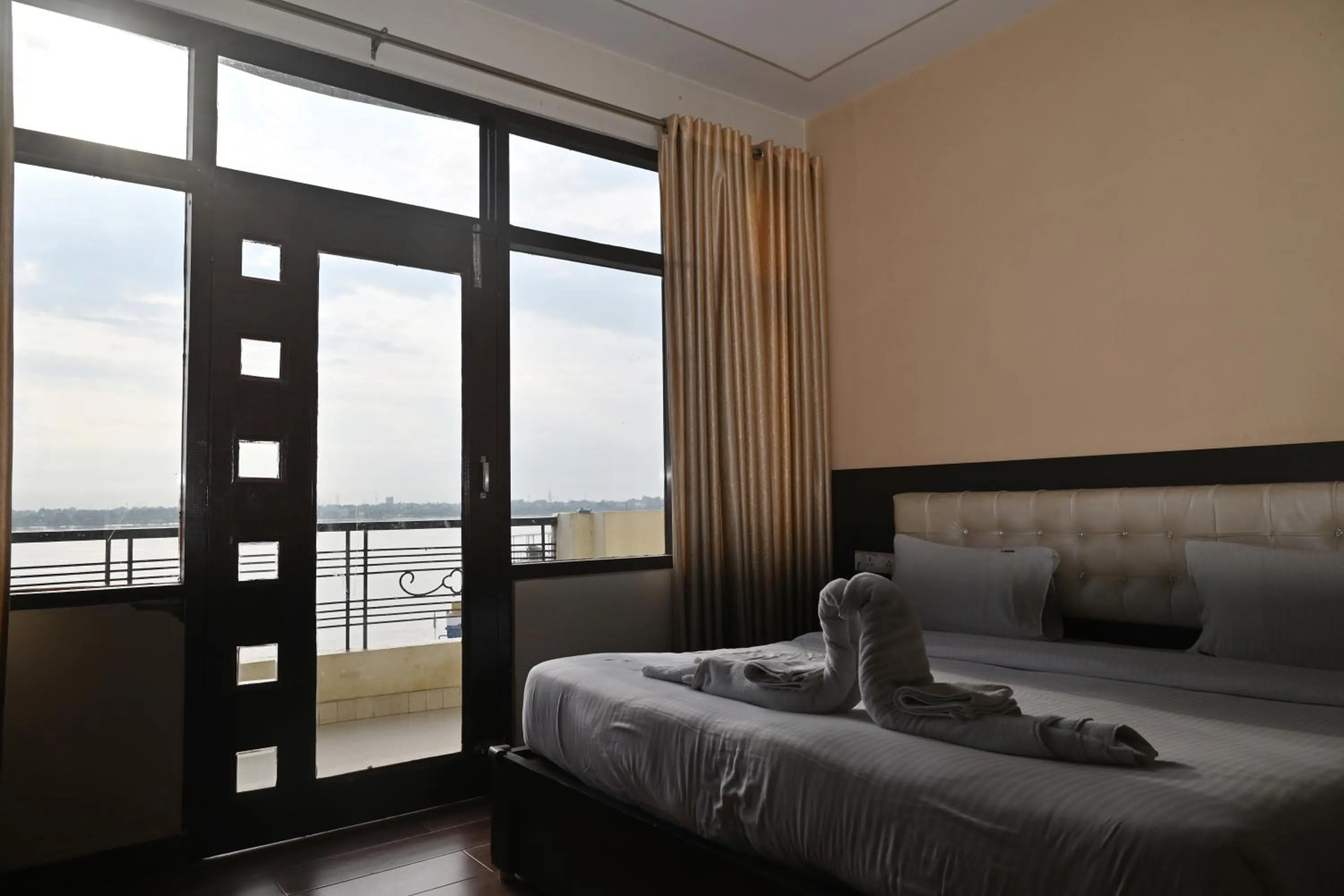 Bed in Ganga Monastery