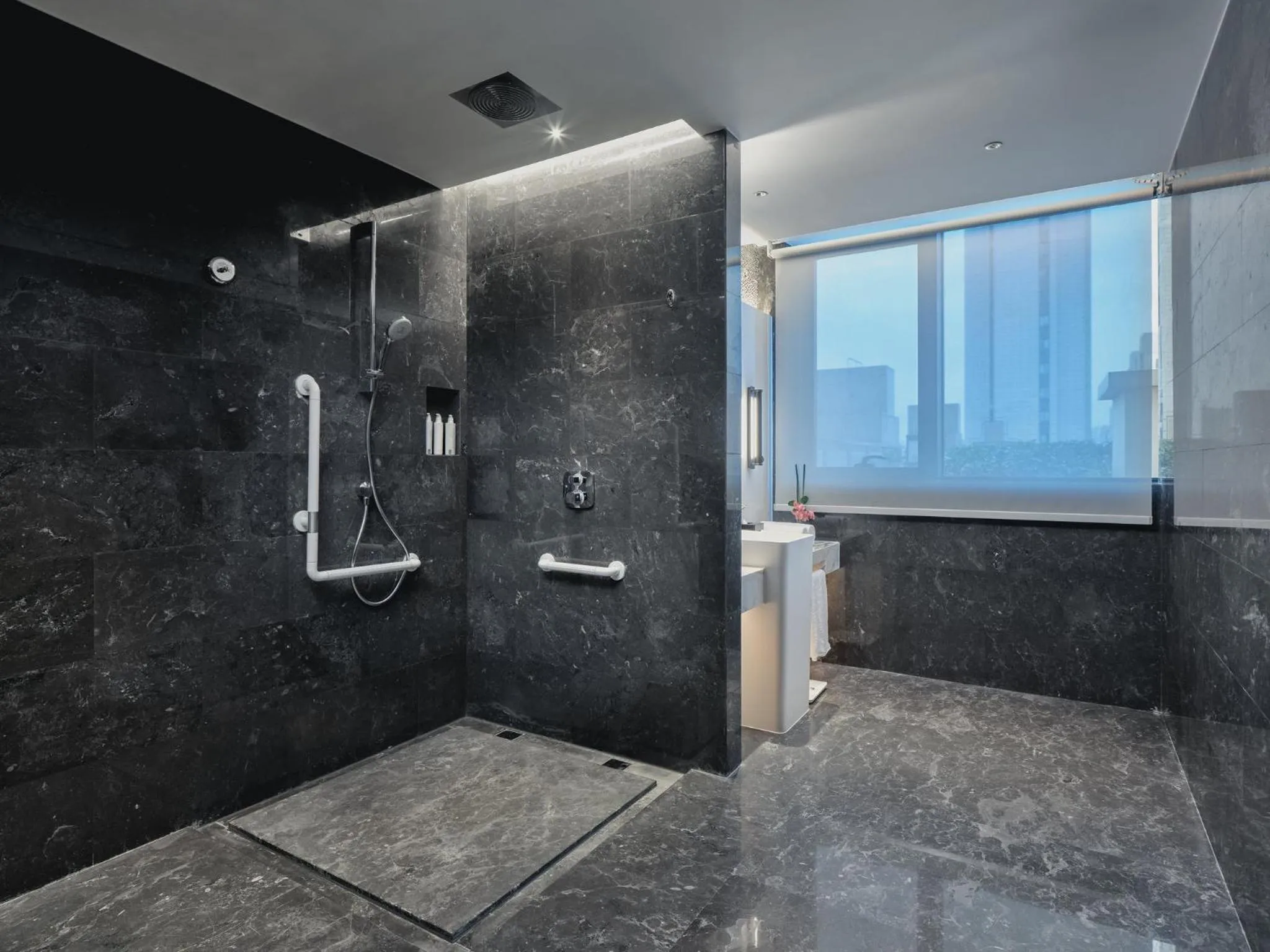 Bedroom, Bathroom in HUALUXE Kunshan Huaqiao, an IHG Hotel