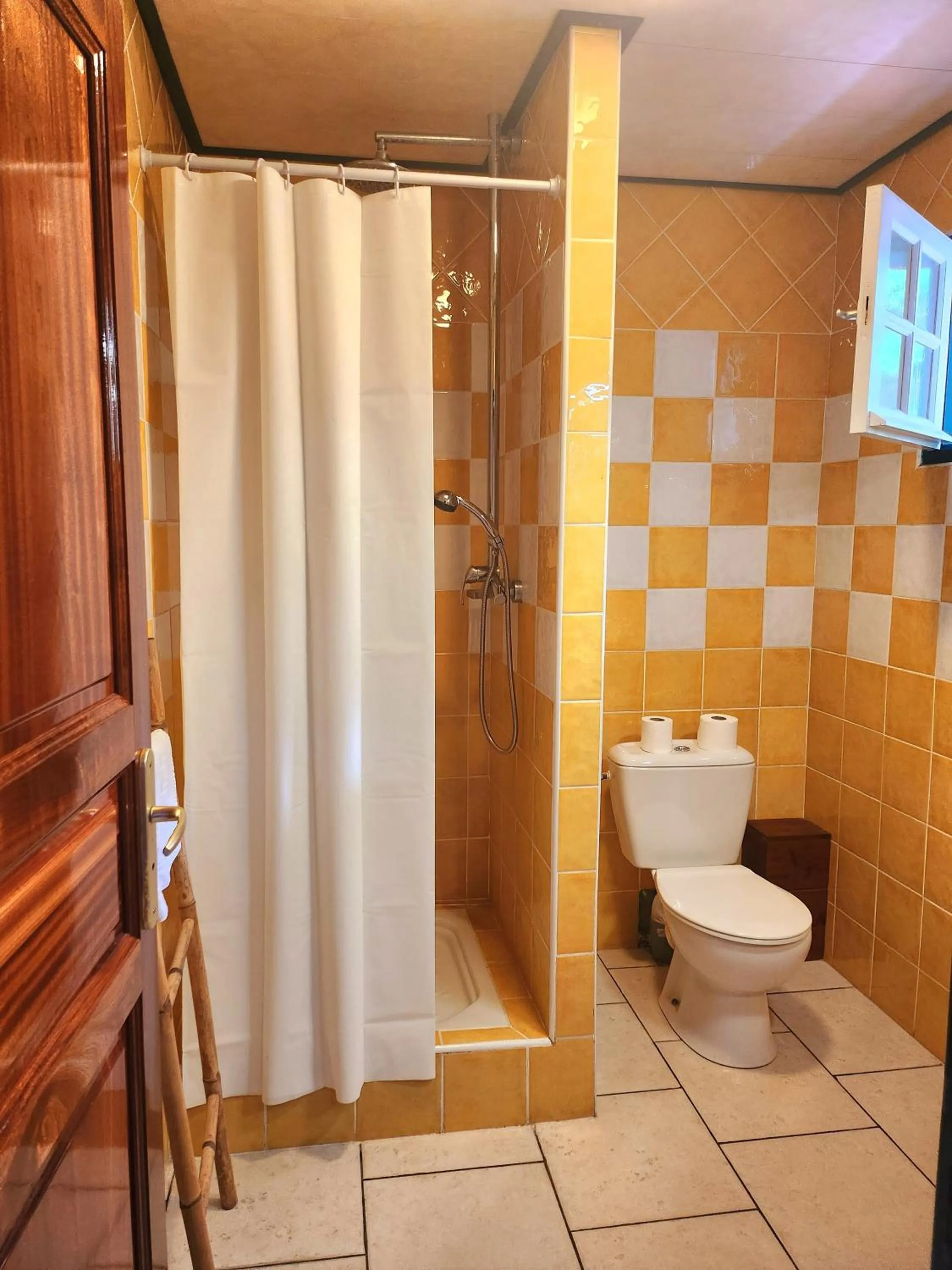 Shower in Hotel Des Neiges