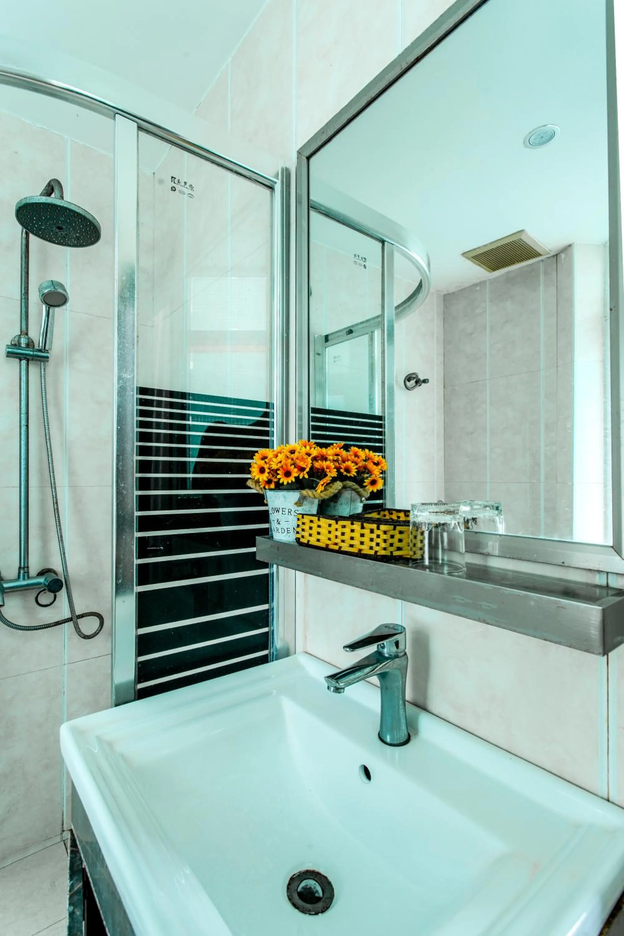 Shower in Misa Hotel Da Nang