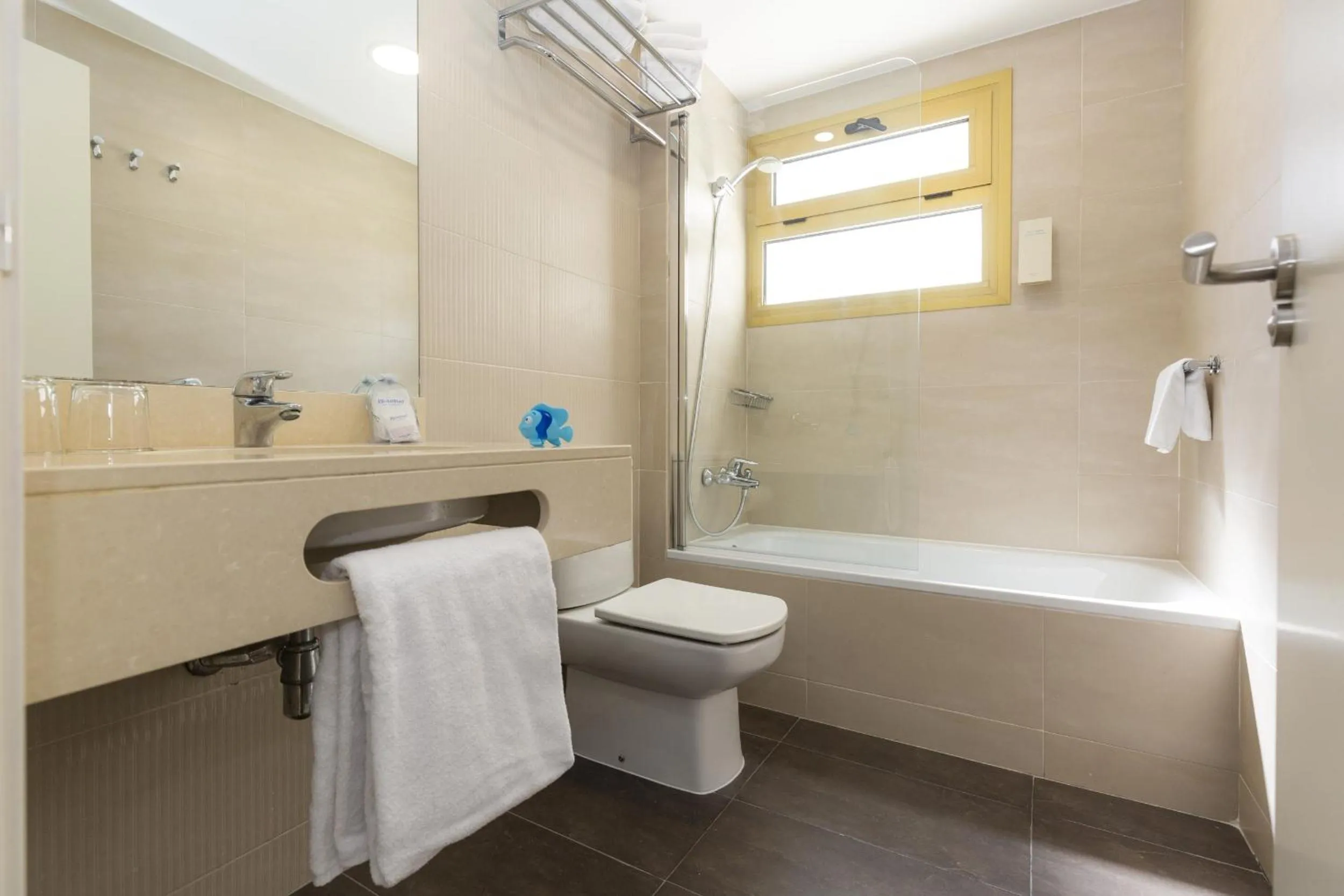 Bathroom in Blaumar Hotel