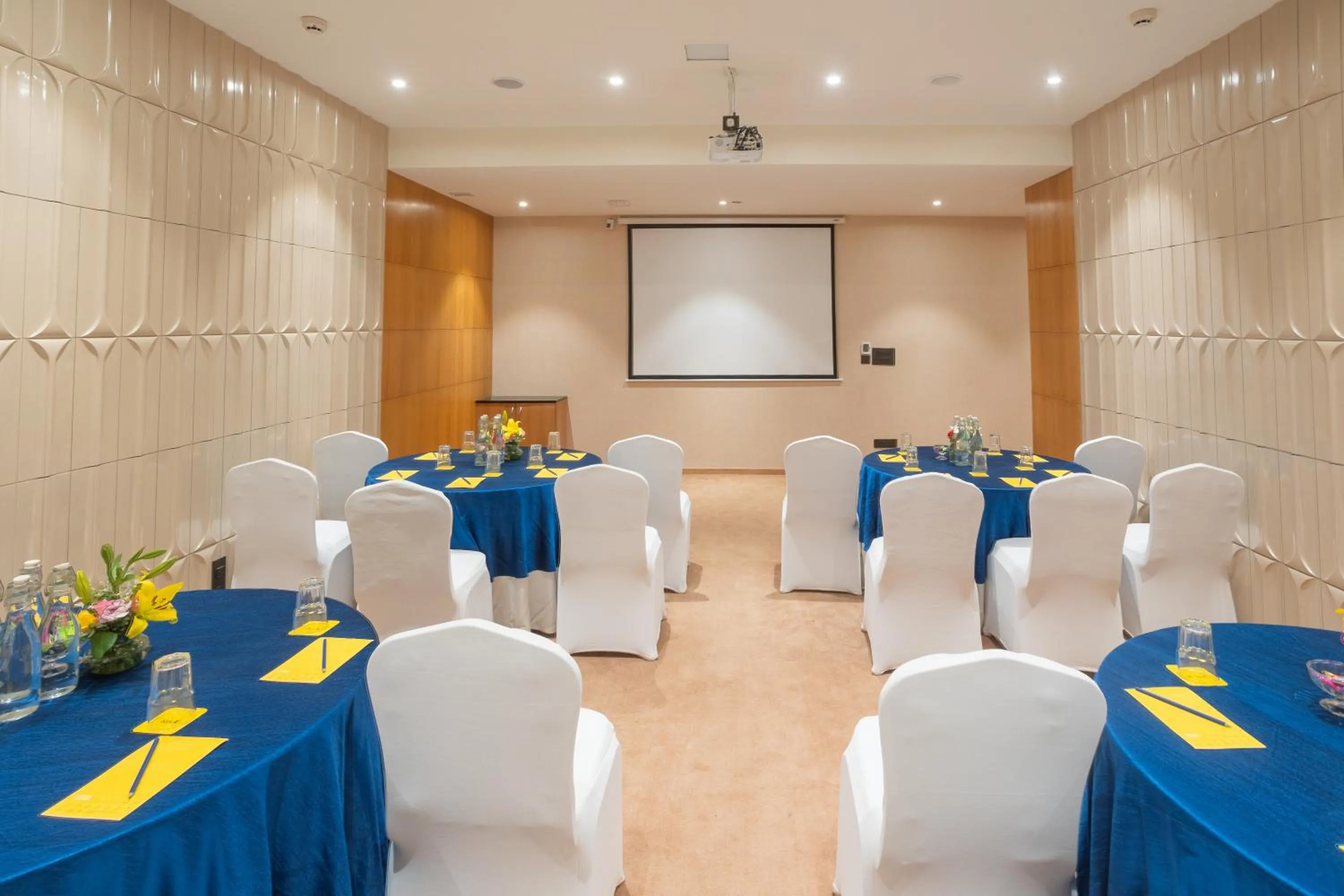 Meeting/conference room in Golden Tulip Jaipur City Center