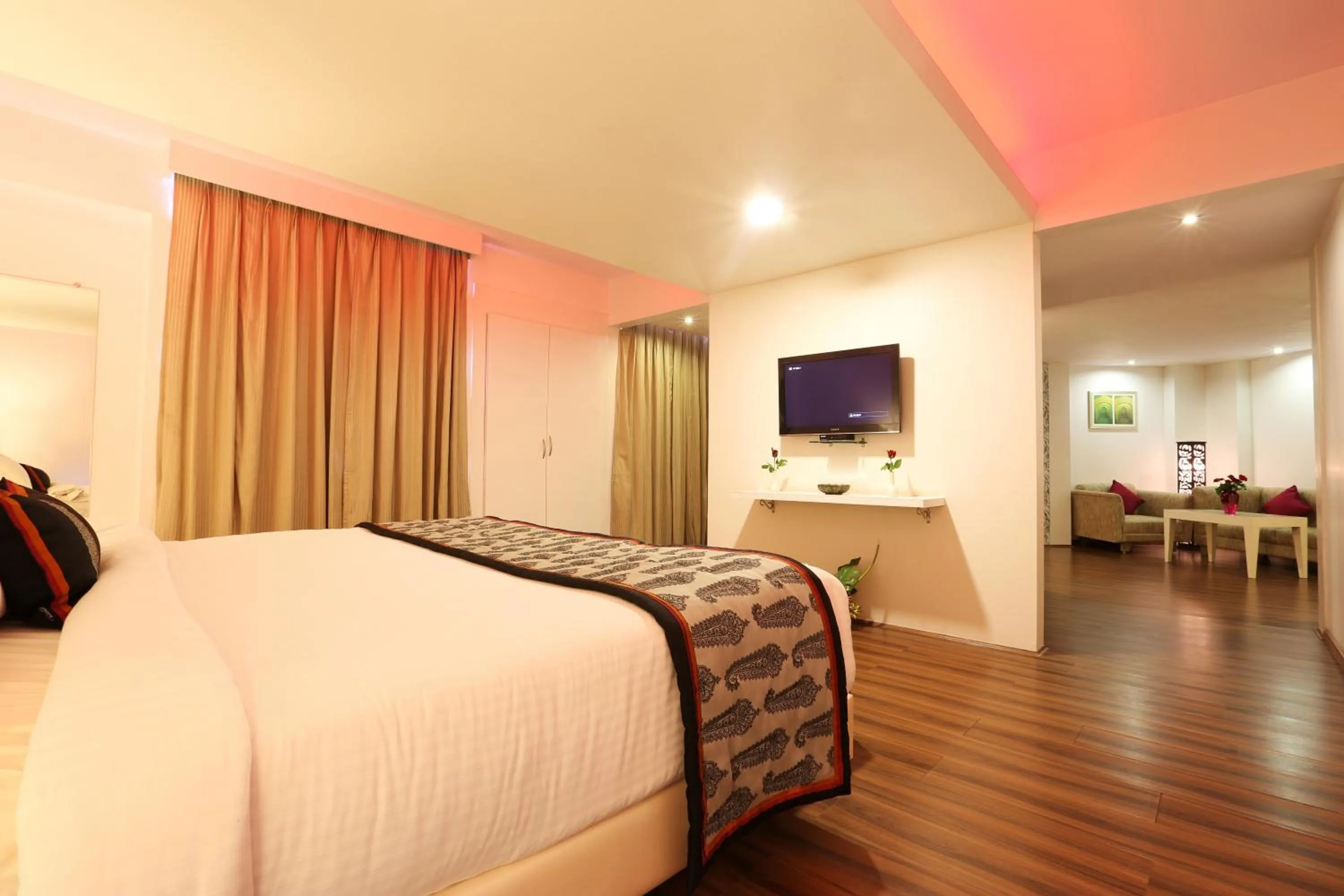 Photo of the whole room, Bed in Golden Tulip Jaipur City Center