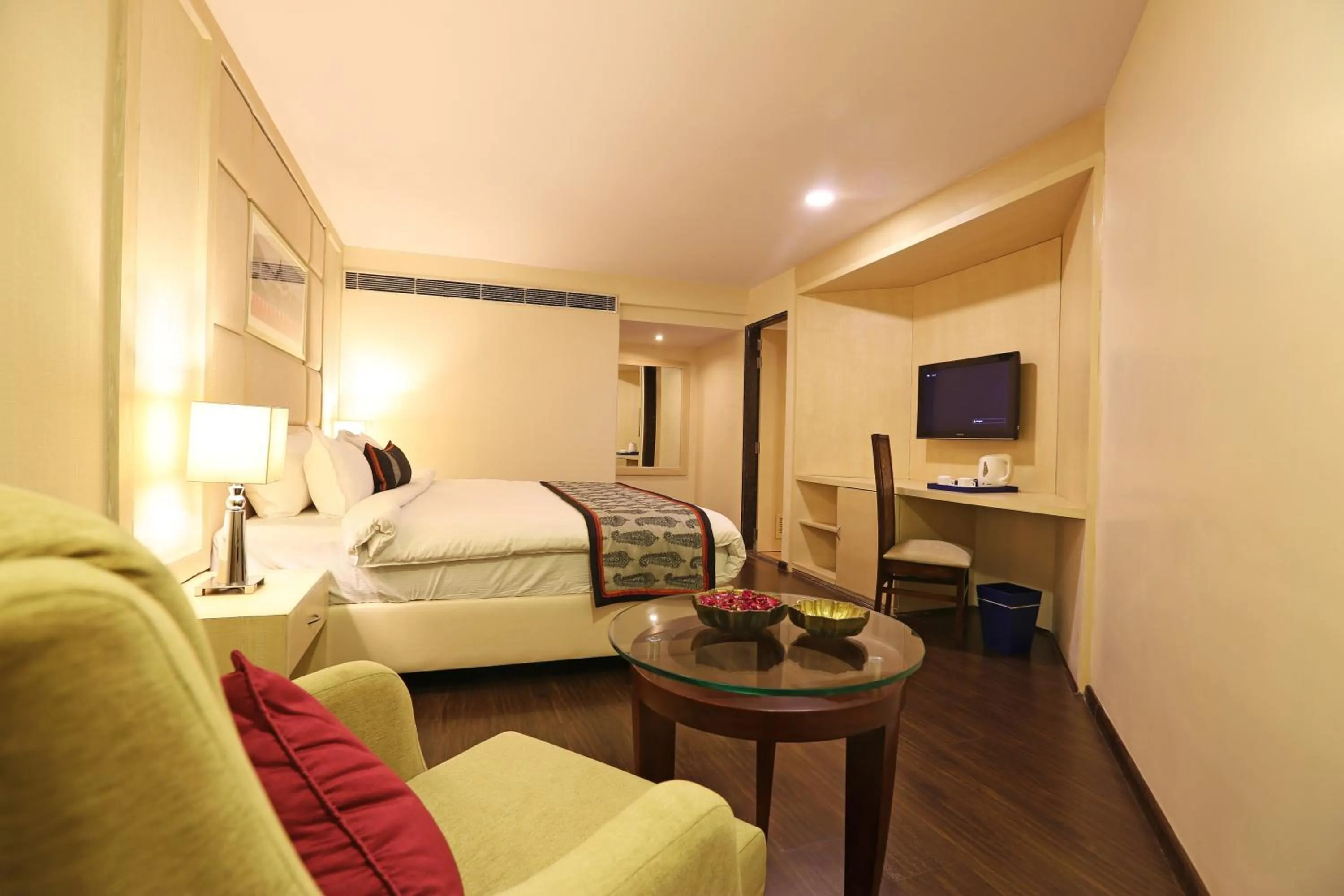 Photo of the whole room, Bed in Golden Tulip Jaipur City Center