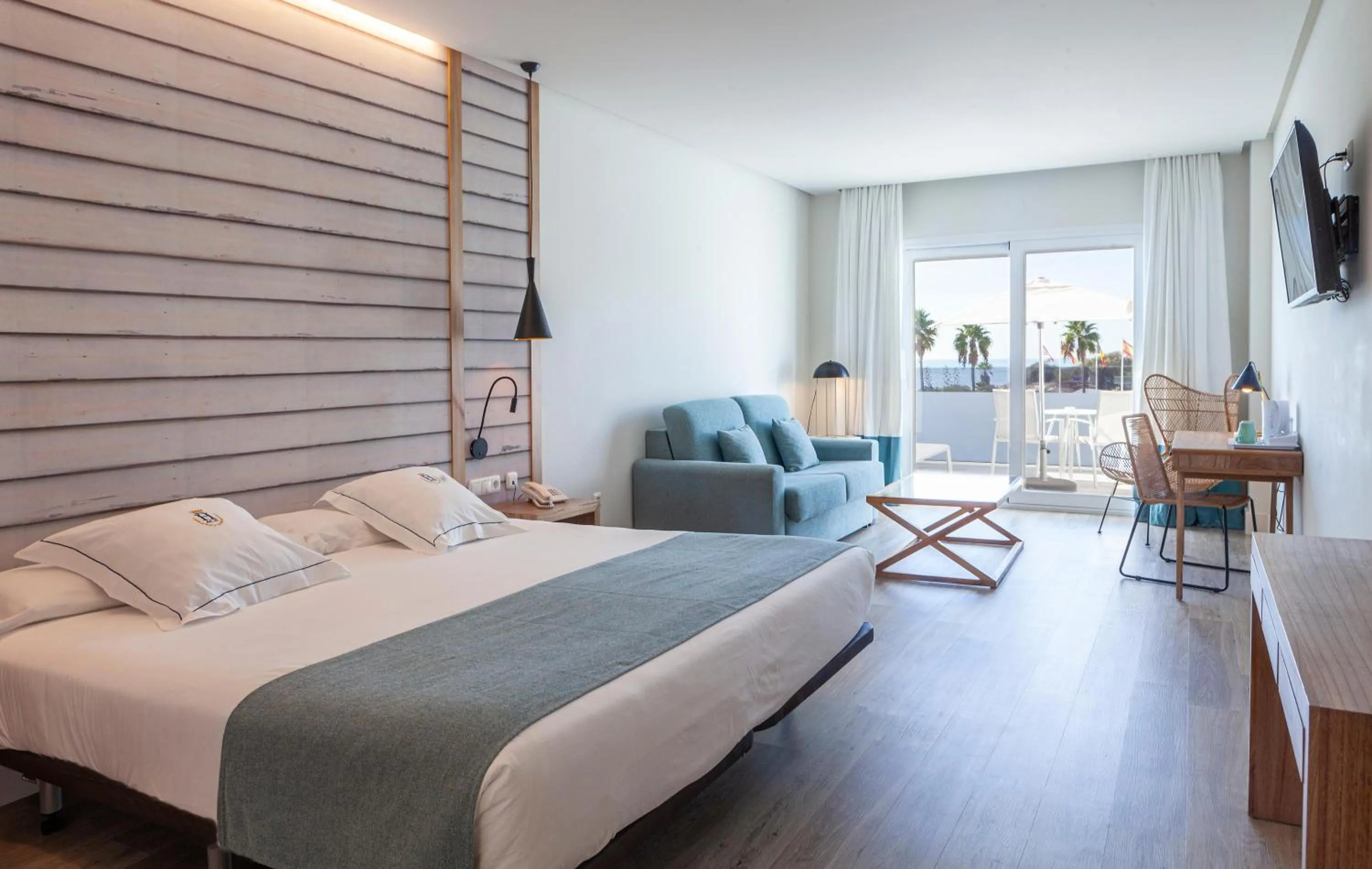 Photo of the whole room, Bed in Playa de la Luz