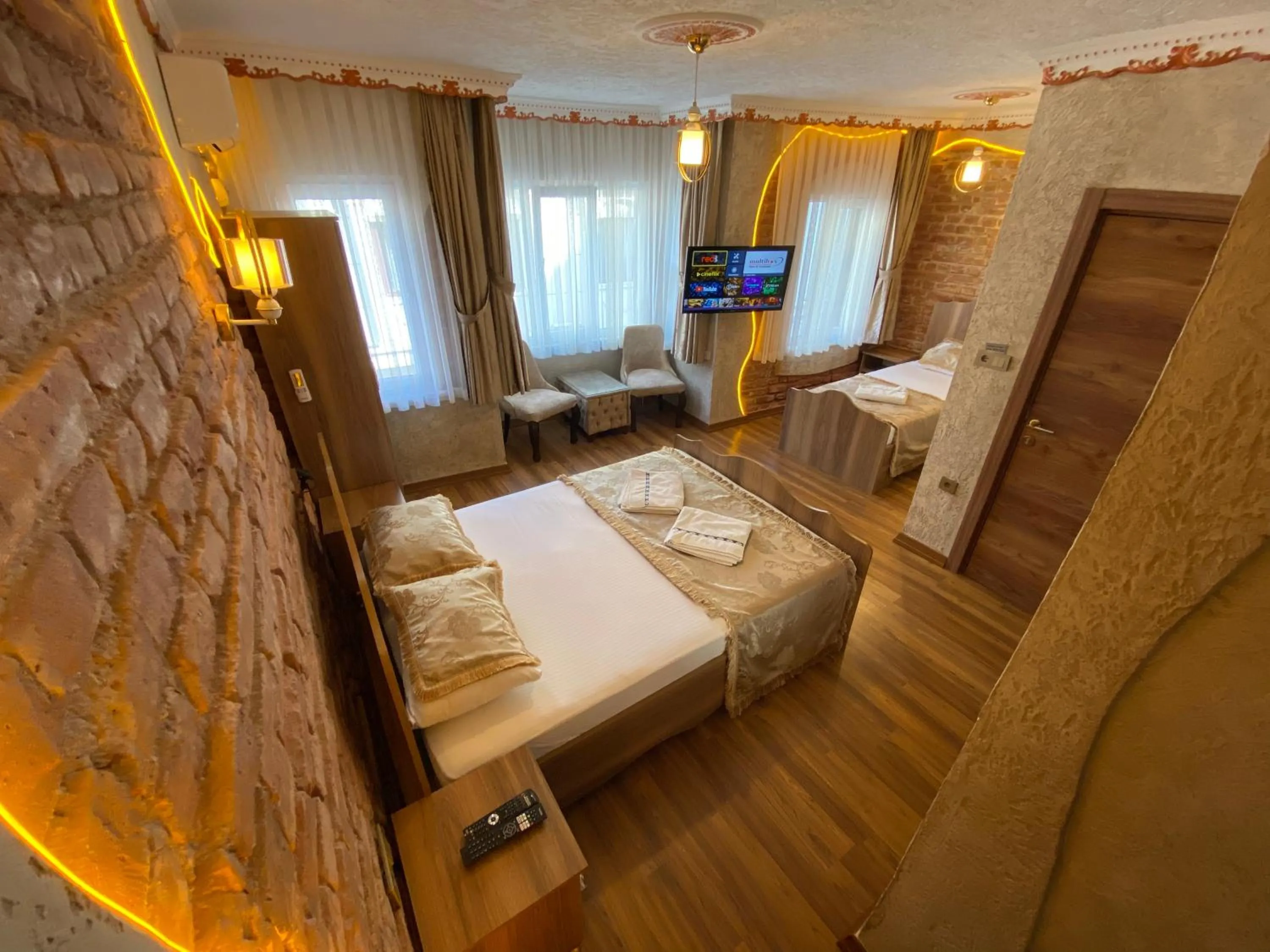 TV and multimedia, Bed in GOLDEN ARROW OLD CİTY HOTEL