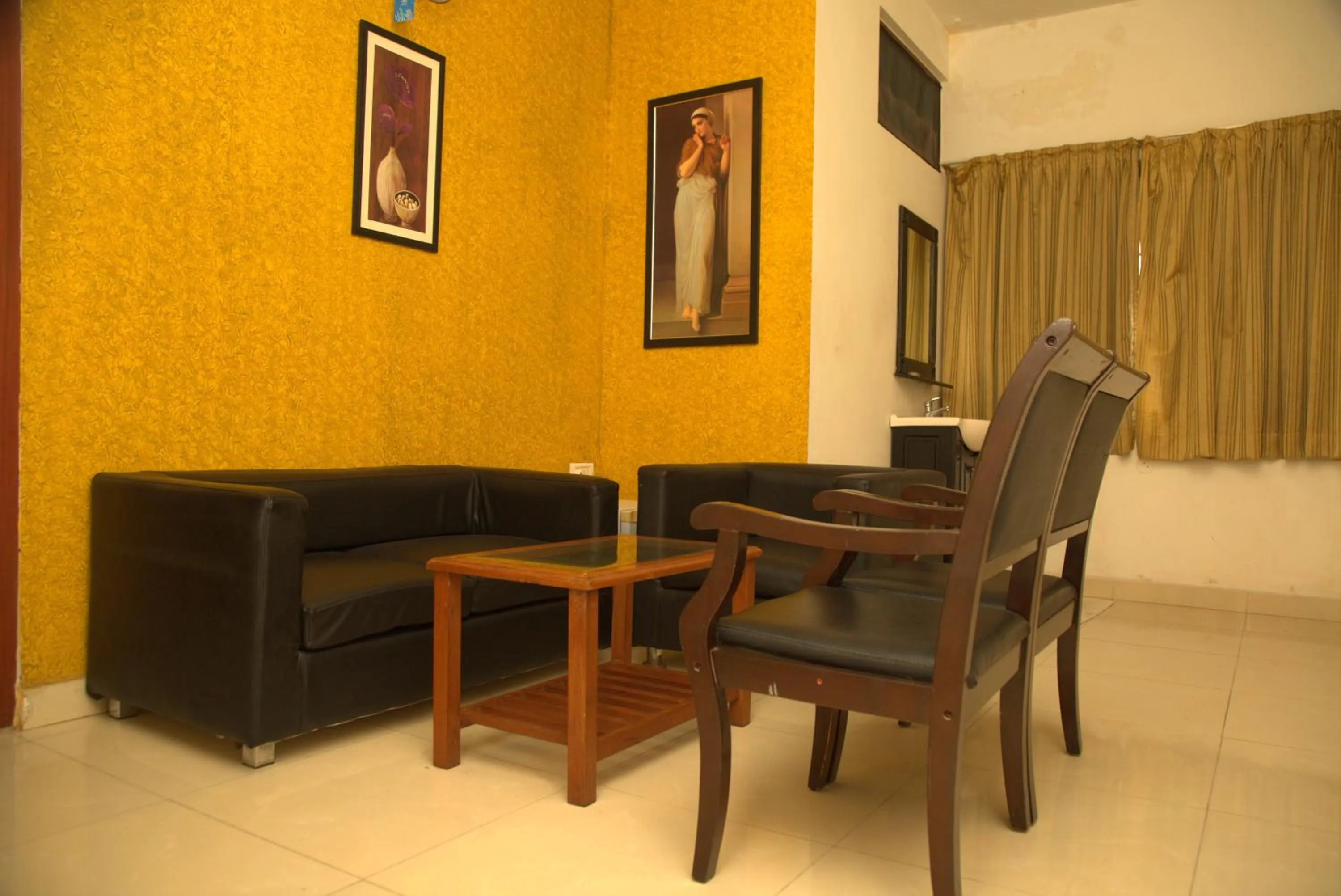 Living room in Kings Hotel Egmore