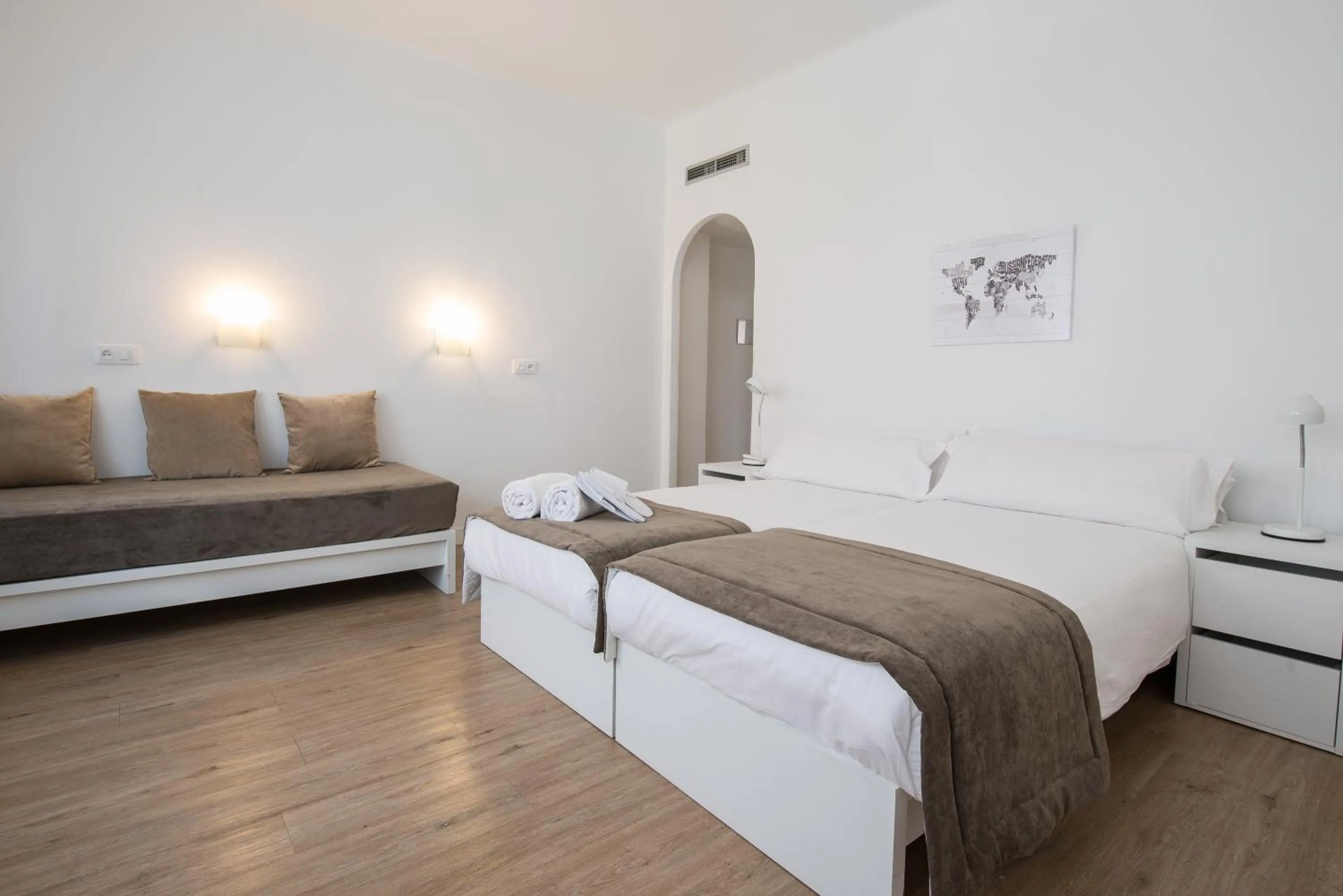 Photo of the whole room, Bed in NeoMagna Madrid